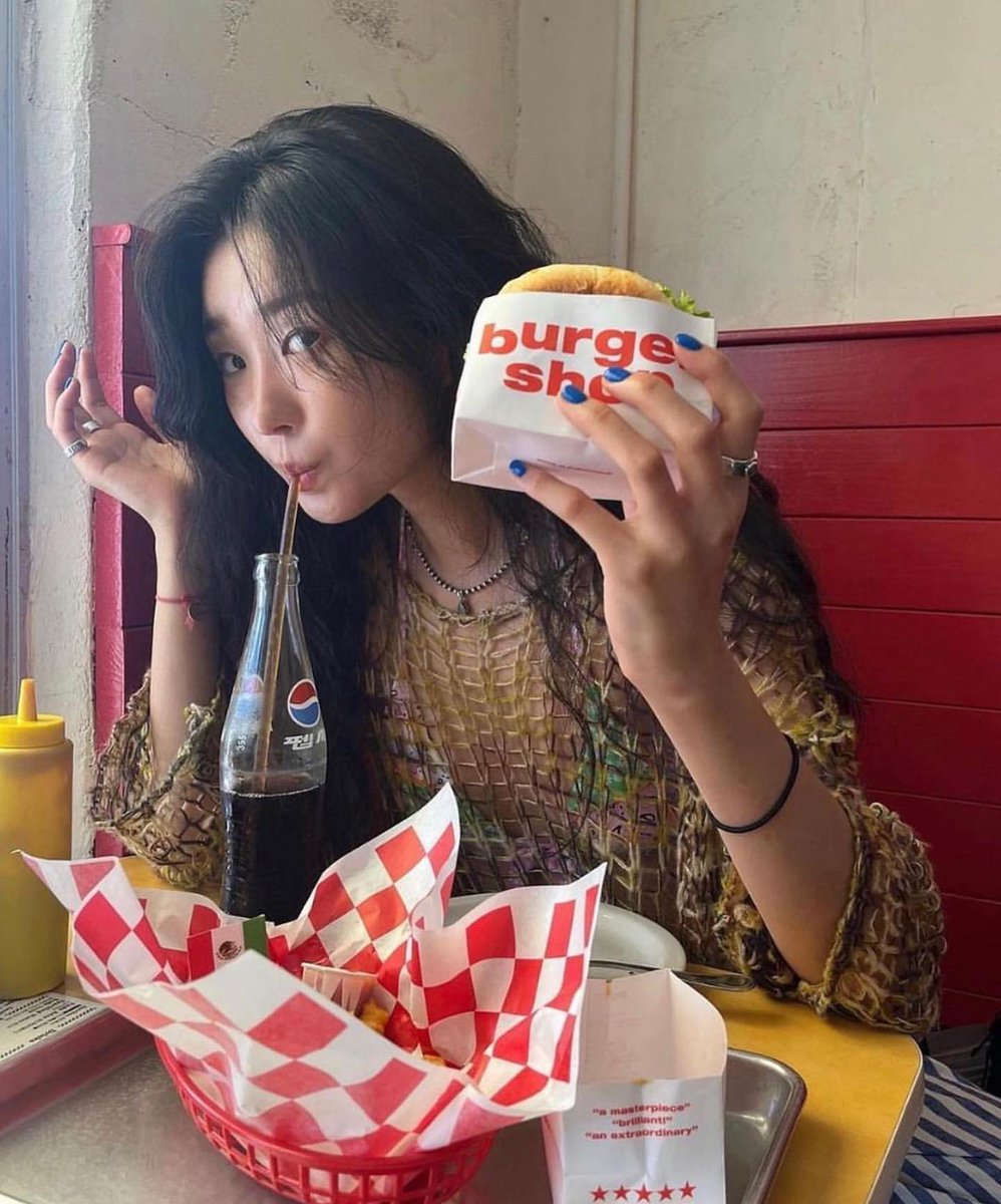 ZoilaDukelas's tweet photo. 記憶の輪郭がぼやける前に、ふと誰かの日常に紛れ込みたくなる瞬間がある。境界線は、もっと曖昧でもいいのかもしれない。 https://t.co/3KWBFrngmZ