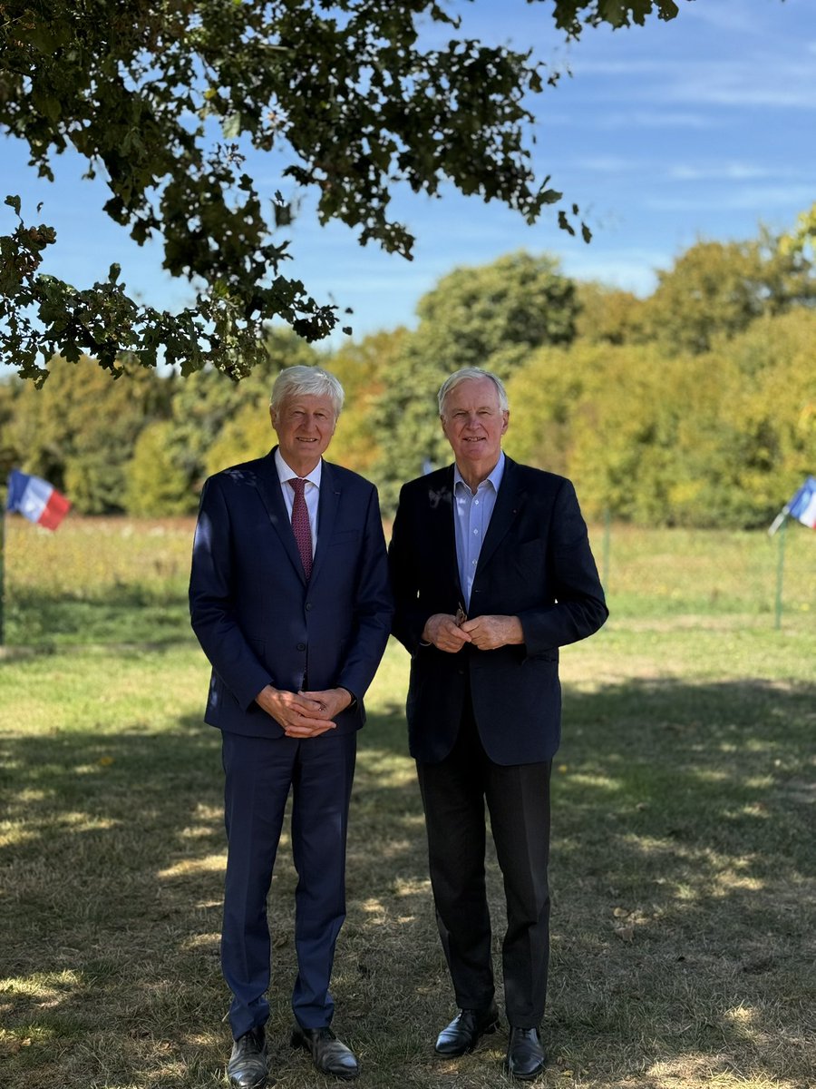 MichelBarnier's tweet photo. Dans la Sarthe, à l’invitation de @ClementCln, pour le banquet champêtre des @Republicains72 !

Heureux de retrouver @LeMenerDom, notre candidat aux élections sénatoriales, pour un échange amical sur les enjeux agricoles et budgétaires.

La Sarthe a besoin de sa voix au Sénat. https://t.co/Ff4AiHucL6