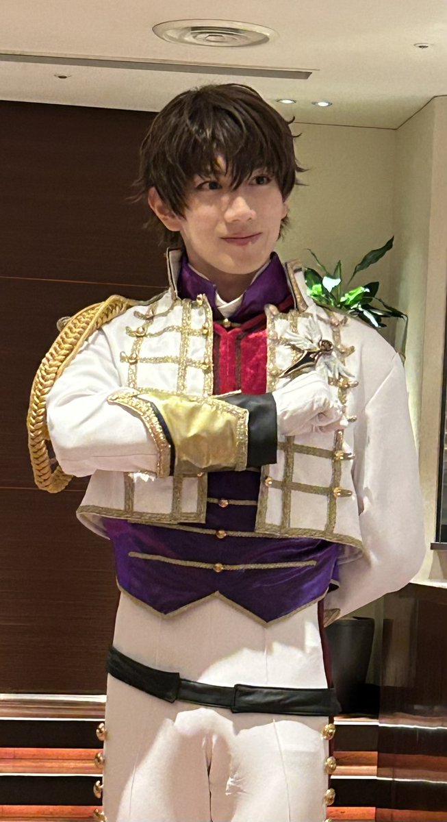tonocha11's tweet photo. 騎士スザクめっちゃキラキラしてた🥹✨

元々学生服の予定だったところを、折角ならグッズ化されてない騎士服で出たいと、赤澤さんが要望してくれたとのこと！

ほんとに騎士服にしてくれてありがとうございます🙏✨ https://t.co/y2aQtOZe0I
