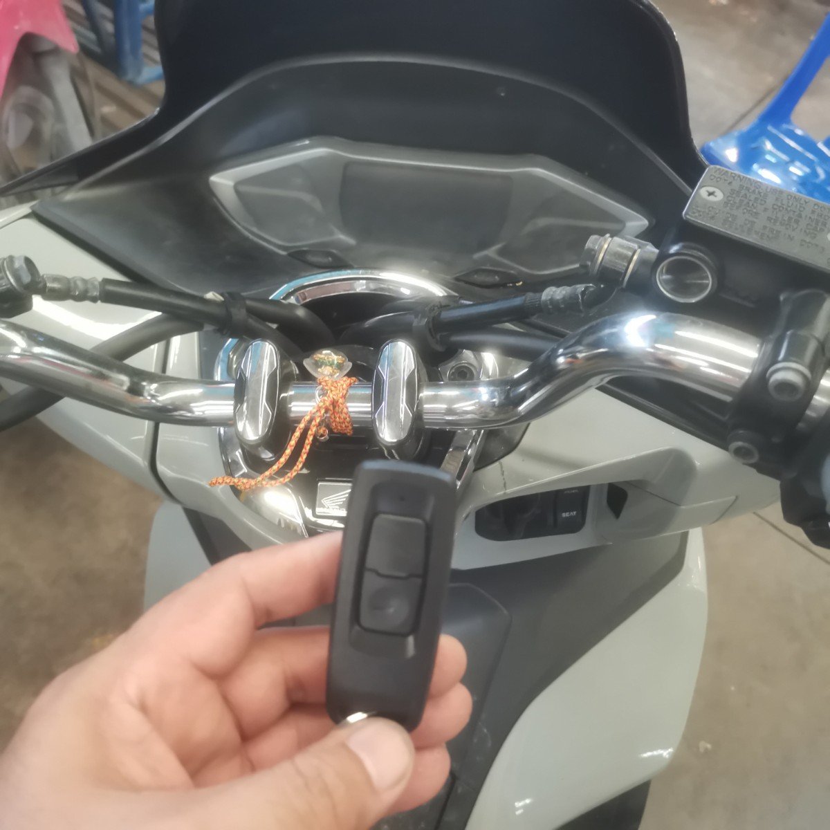 Yod_Locksmiths's tweet photo. งานทำรีโมท #Smart #Key ในรถ Honda #PCX รีโมทเดิมหายไป แผ่นคีย์ ID ยังอยู่ คุณลูกค้าเรียกใช้บริการนอกสถานที่ ทางเราจัดการโปรแกรมรีโมทตัวใหม่ให้เสร็จเรียบร้อย "สตาร์ทไม่ติด ไม่คิดตังค์"... ขอบคุณครับที่เรียกใช้บริการ
https://t.co/2ftx4lq353
https://t.co/ky6sDQj28o
#ช่างกุญแจตลาดไท
#ช่างกุญแจมธ