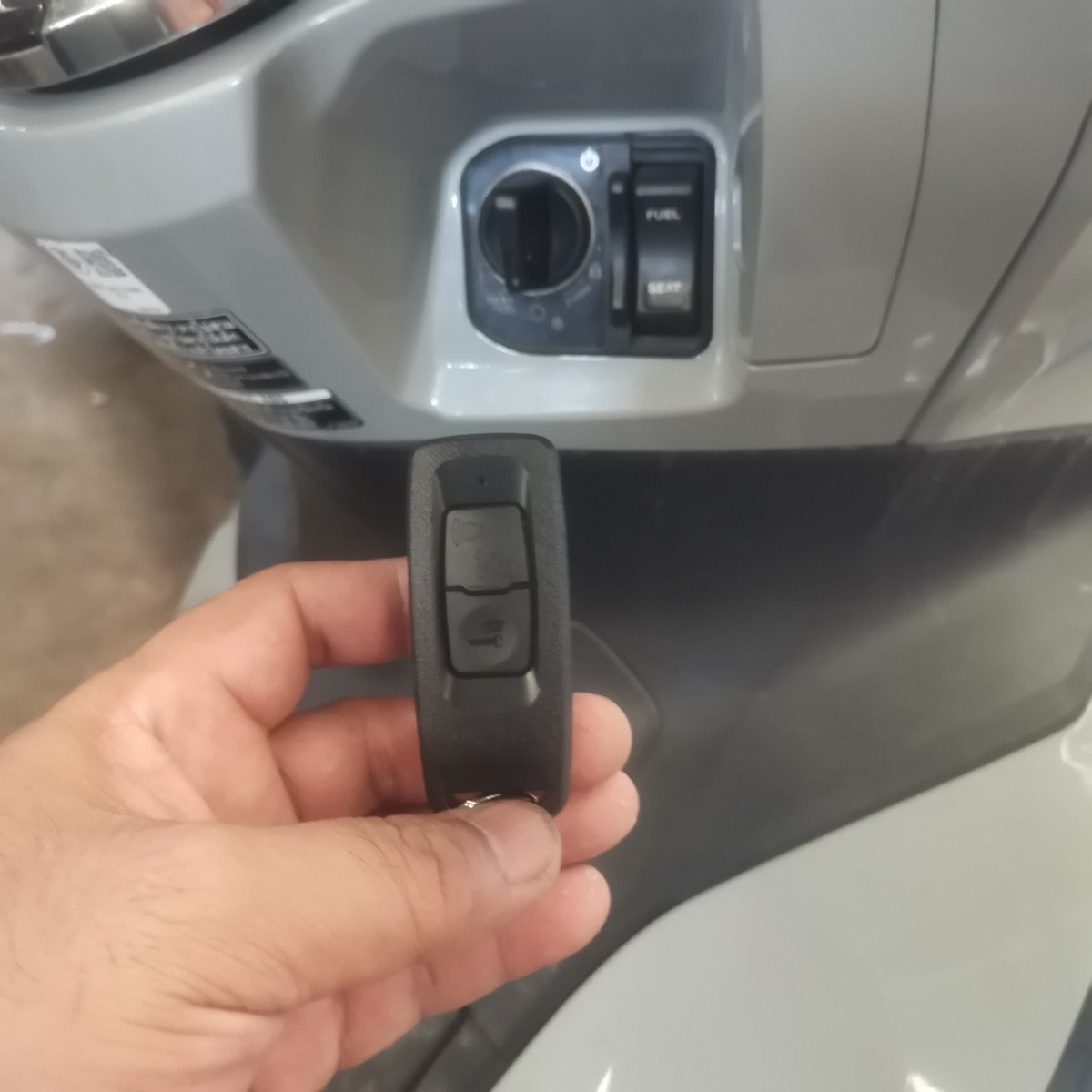 Yod_Locksmiths's tweet photo. งานทำรีโมท #Smart #Key ในรถ Honda #PCX รีโมทเดิมหายไป แผ่นคีย์ ID ยังอยู่ คุณลูกค้าเรียกใช้บริการนอกสถานที่ ทางเราจัดการโปรแกรมรีโมทตัวใหม่ให้เสร็จเรียบร้อย "สตาร์ทไม่ติด ไม่คิดตังค์"... ขอบคุณครับที่เรียกใช้บริการ
https://t.co/2ftx4lq353
https://t.co/ky6sDQj28o
#ช่างกุญแจตลาดไท
#ช่างกุญแจมธ