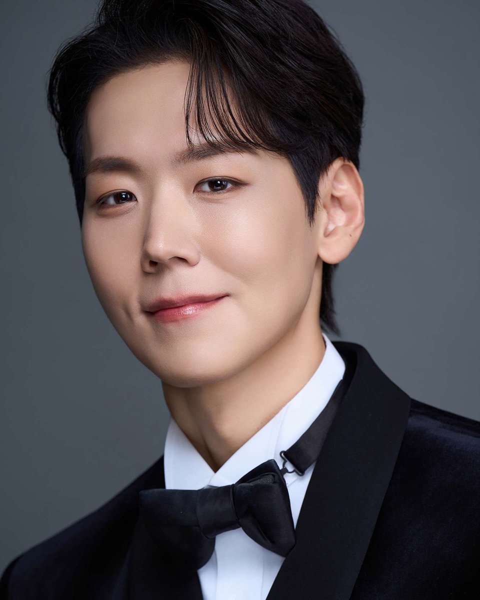 tmxmflt_'s tweet photo. 보타이도 집어던지고
단추도 세개나 풀었는데
썽난 강아디야 ··· https://t.co/NaW4Nyyx8Y
