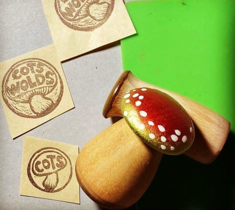 kinokoyokohama's tweet photo. 【出展者ご紹介】
" あとりえ・ぷれこ"さん ヾ(๑╹◡╹)ﾉ"🍄💕🍄💕
コメント来てるッシューーー（╹◡╹）🍄‼️

木彫りきのこ屋あとりえぷれこです。
木彫りできのこはんこ、雑貨、
アクセサリー等を作っています。

🍄 ヨコハマきのこ大祭 2026 🍄
https://t.co/fdOC7tZSMG

#ヨコハマきのこ大祭 https://t.co/LPX3mwJsCD
