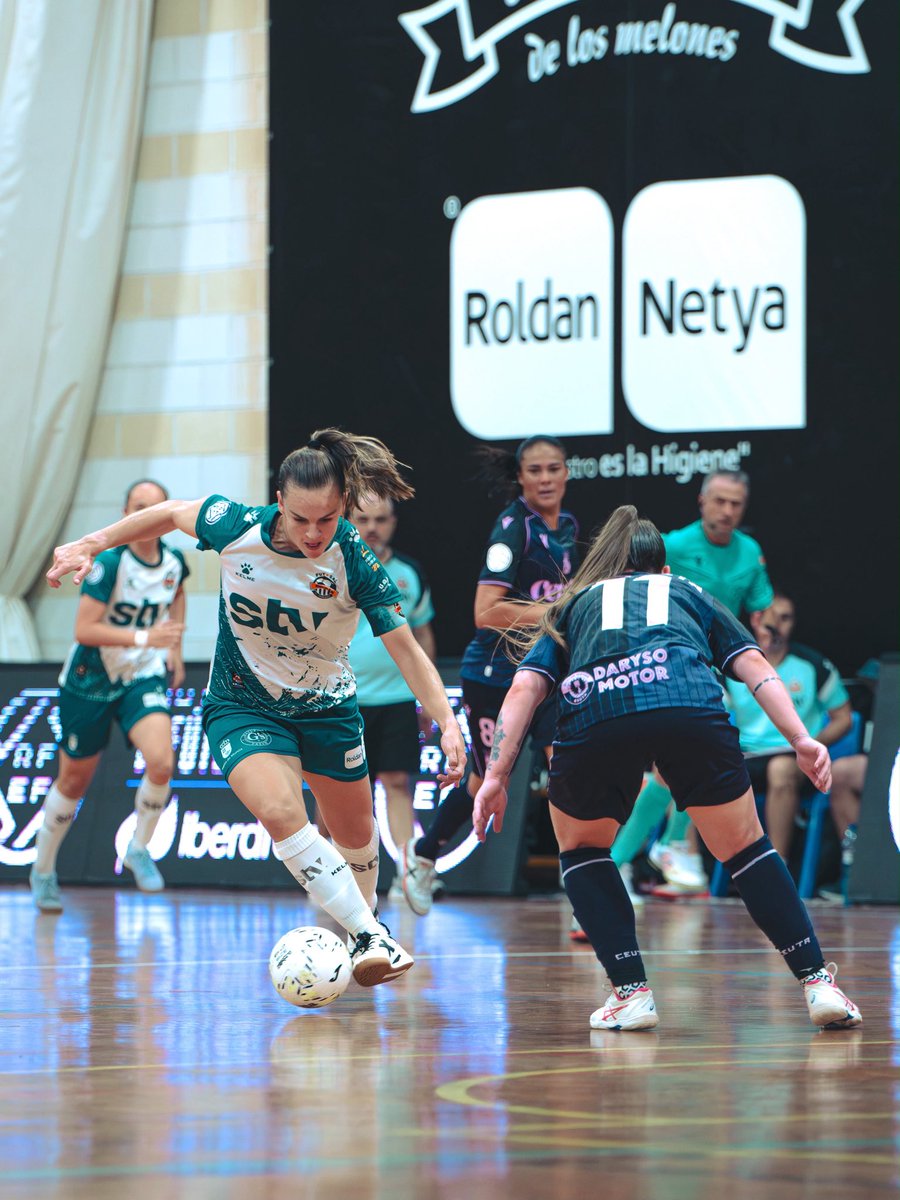 RoldanFSF's tweet photo. Importante victoria en casa para irnos con buenas sensaciones al parón por la fase de clasificación para el europeo.

Gran primera parte del equipo en un partido intenso.

¡Seguimos equipo!💪🧡

#stvroldan https://t.co/CmngeYu5WP