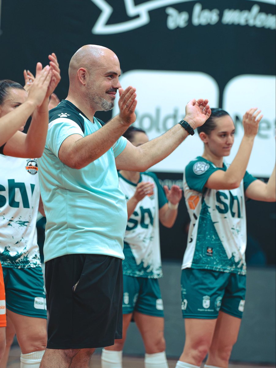 RoldanFSF's tweet photo. Importante victoria en casa para irnos con buenas sensaciones al parón por la fase de clasificación para el europeo.

Gran primera parte del equipo en un partido intenso.

¡Seguimos equipo!💪🧡

#stvroldan https://t.co/CmngeYu5WP