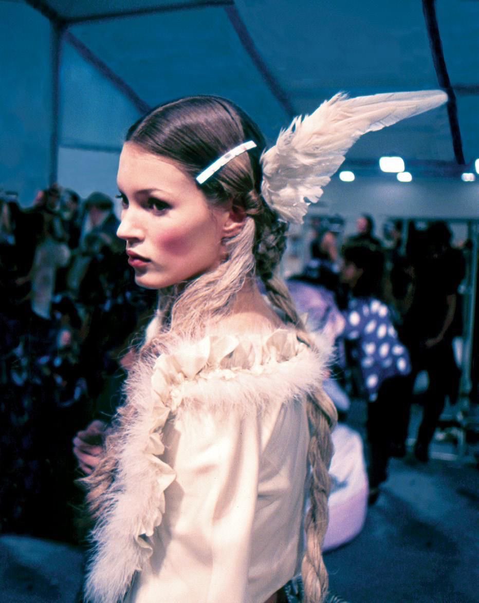 ifuliedownhere's tweet photo. Angel on runway https://t.co/pKeRgeGzSu