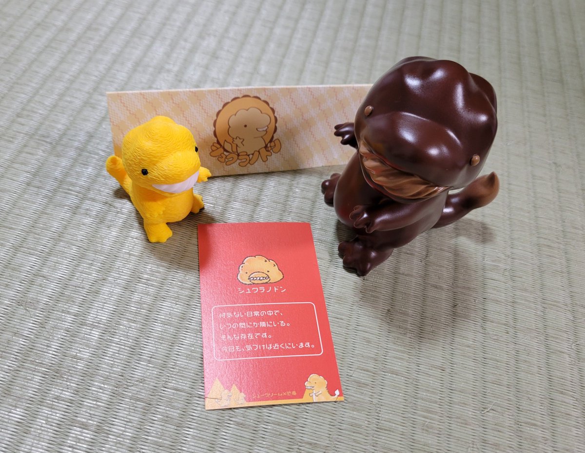 BarucaRole's tweet photo. ちーふ様(@chief_sofvi)のお店にいたとっても可愛いシュクラノドンちゃん達！袋の中にいたチョコの子と目があって即決(*´▽｀*)✨✨。

小さなサイズを買おうと決めて来店したのに大きな子を買っちゃいました！その後、ちっちゃな子も諦めきれずUターンw。2人ともようこそ🤎
#TOKYOハンドメイド祭 https://t.co/lkUuJUYX33