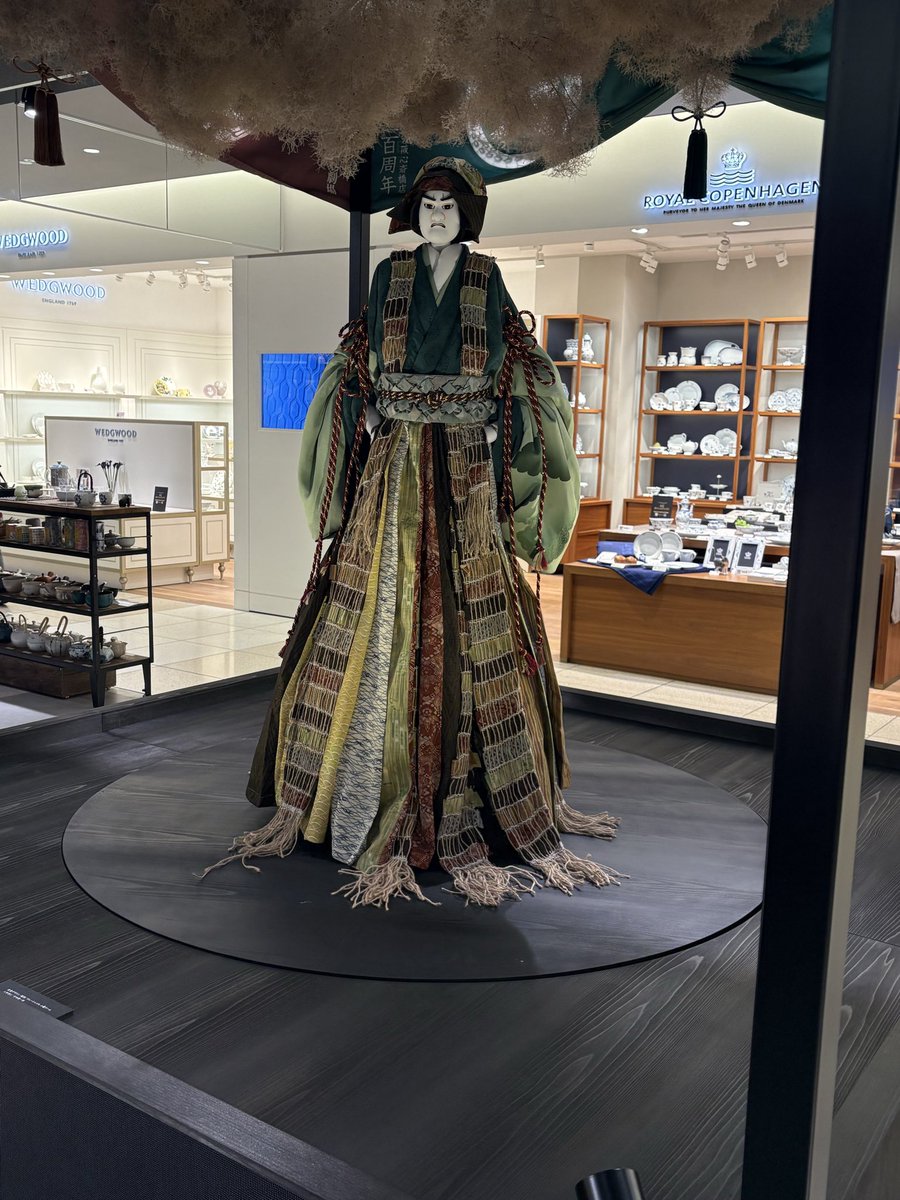 MS_theatergoing's tweet photo. 各階、エスカレーターの真ん前です。
うまく撮れてないものもあり、全部ではありません。
周りのお客さまを消してます。

お顔が、文楽人形と洋風のマネキン人形？がありました(写真は文楽のかしらのみ)
→つづく https://t.co/q4a8HCAw1I
