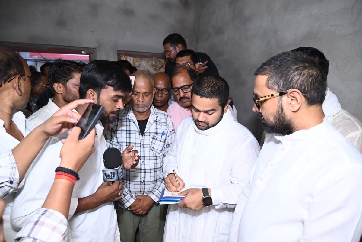 PrinceYukesh's tweet photo. नेपाल में आई भयावह त्रासदी में हमारे रसड़ा विधानसभा क्षेत्र के रसड़ा कोतवाली निवासी श्री पन्नालाल चौरसिया जी के परिवार पर विगत दिनों को असहनीय दुःख का पहाड़ टूटा है, वह अत्यंत हृदयविदारक है। श्री पन्नालाल चौरसिया जी अपने परिवार के साथ नेपाल के त्रिशुली, नुवाकोट में रहकर कपड़े का व्यवसाय करते थे। इस भीषण त्रासदी में उनकी धर्मपत्नी श्रीमती उषा देवी जी एवं पुत्र राहुल चौरसिया जी का दुःखद निधन हो गया था, इस आपदा में उनका वर्षों से स्थापित कपड़े का व्यवसाय भी पूरी तरह समाप्त हो गया, जिससे परिवार को अपूरणीय व्यक्तिगत क्षति के साथ-साथ गंभीर आर्थिक आघात भी पहुँचा है। परिवार के अन्य सदस्य नेपाल से सकुशल अपने घर रसड़ा लौट आए हैं।

आज शोकाकुल परिवार के बींच पहुँचकर शोक संवेदना व्यक्त की तथा परिवार को दो लाख रुपये (2,00,000 रुपये) की आर्थिक मदद, तथा श्री पन्नालाल जी को नौकरी का ऑफर लेटर एवं तेरहवीं का सम्पूर्ण सामान देकर मदद किया। तथा परिवार को आश्वस्त कराया कि दुःख और संकट की इस घड़ी में वे स्वयं को अकेला न समझें। हम सभी उनके साथ मजबूती से खड़े हैं और आगे भी परिवार को जिस प्रकार की आवश्यकता होगी, यथासंभव हर संभव सहायता प्रदान की जाएगी।

ईश्वर से प्रार्थना है कि दिवंगत आत्माओं को अपने श्रीचरणों में स्थान प्रदान करें तथा शोकाकुल परिवार को इस अपार दुःख को सहन करने की शक्ति और संबल दें।

विनम्र श्रद्धांजलि।

#PrinceYukeshSingh #UmaShankarSinghJi