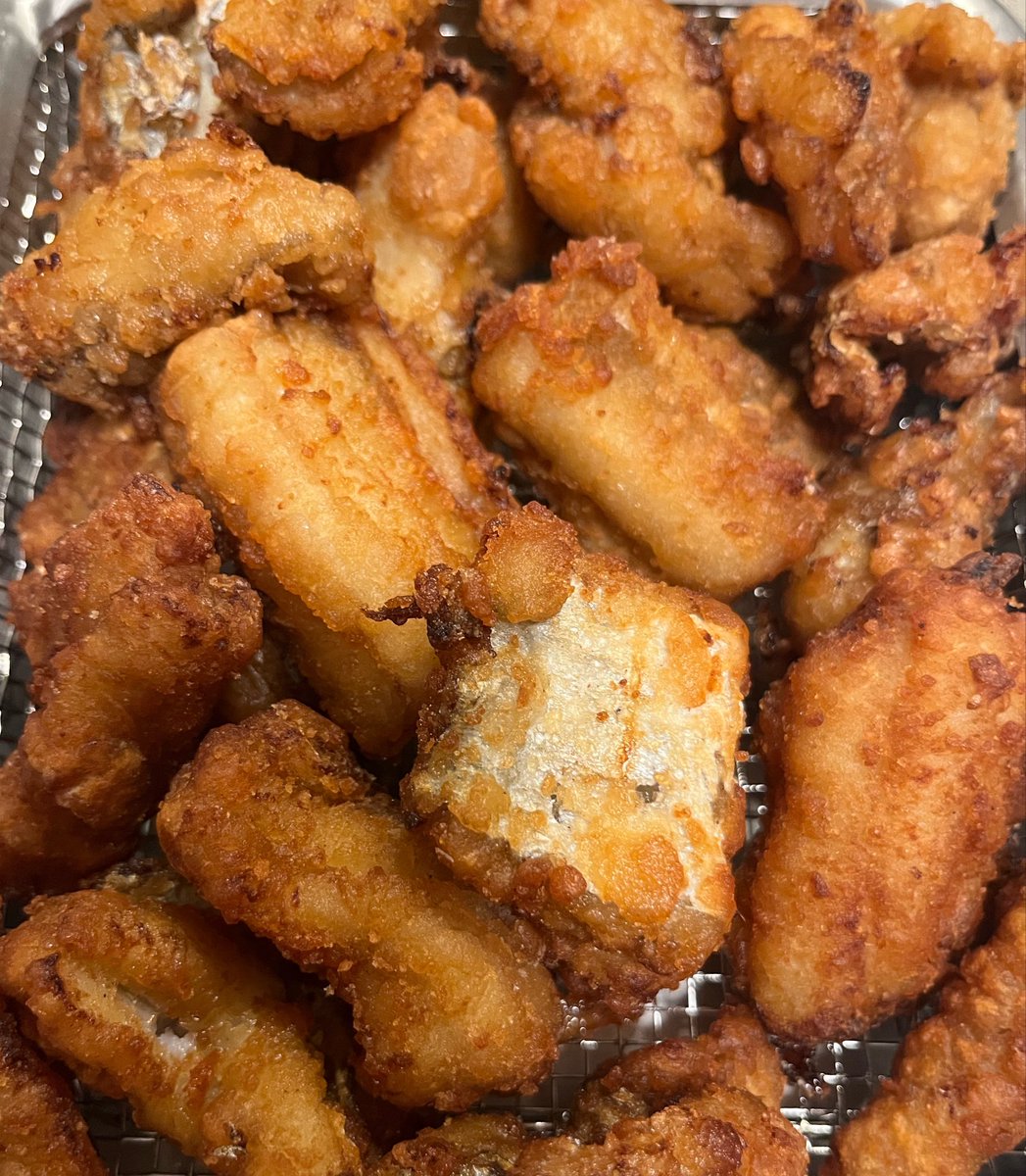 biscuit_2222's tweet photo. 旦那氏が太刀魚釣ってきたので竜田揚げにしたよ！行きつけの店で貰ったオーガニックレモン絞って食べたら最高🍋✨
骨は1時間じっくりオーブンで焼いた🐟
旦那氏今まで釣ってきたら丸投げだったのに下ごしらえまでできるようになったの嬉しい🥺(3枚下ろしはできないらしくそこから私😂) https://t.co/WEJy7CBTlu