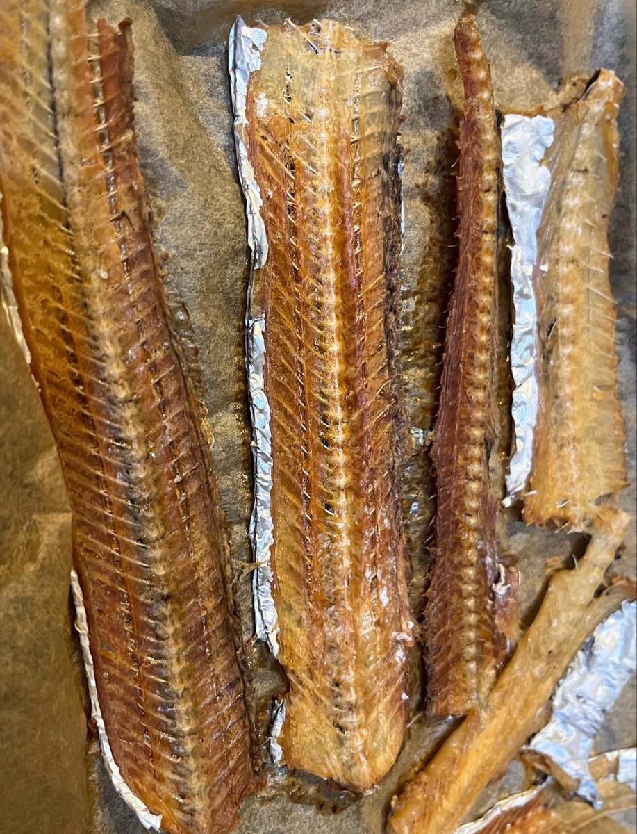 biscuit_2222's tweet photo. 旦那氏が太刀魚釣ってきたので竜田揚げにしたよ！行きつけの店で貰ったオーガニックレモン絞って食べたら最高🍋✨
骨は1時間じっくりオーブンで焼いた🐟
旦那氏今まで釣ってきたら丸投げだったのに下ごしらえまでできるようになったの嬉しい🥺(3枚下ろしはできないらしくそこから私😂) https://t.co/WEJy7CBTlu