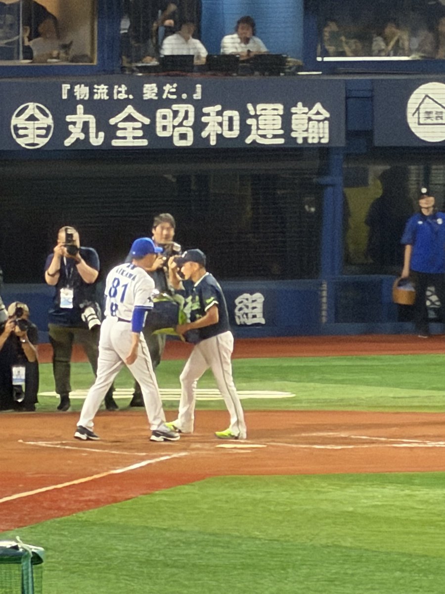 satoman_ver2's tweet photo. 偉大なるレジェンドに、さようならを。
今年は雨による中止が一度もありませんでした。皆さんの傘のおかげです。

オシャレな……

石川雅規投手。25年間本当にお疲れさまでした。 https://t.co/tF7FQYBZOa