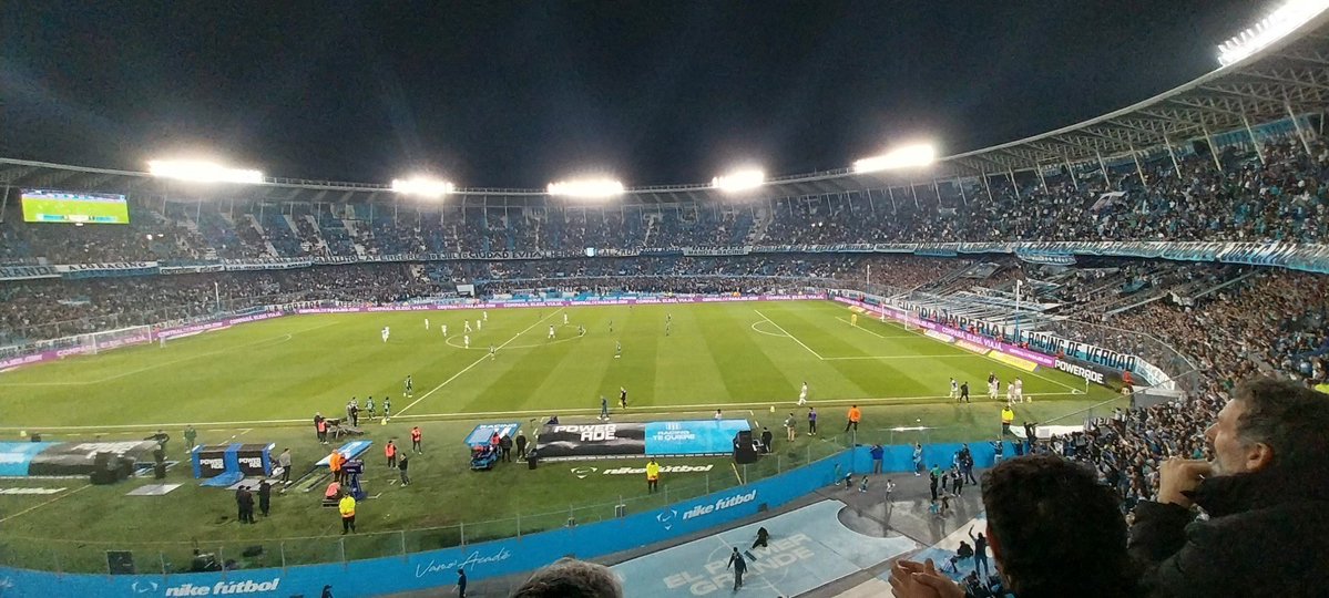 RacingF_C's tweet photo. pongamos las cuentas en orden.

esta gente con Racing yendo último en el campeonato es una cancha de velez o independiente repletas.
y en la de estudiantes o san lorenzo claramente queda gente afuera.. https://t.co/RsaF9W90li