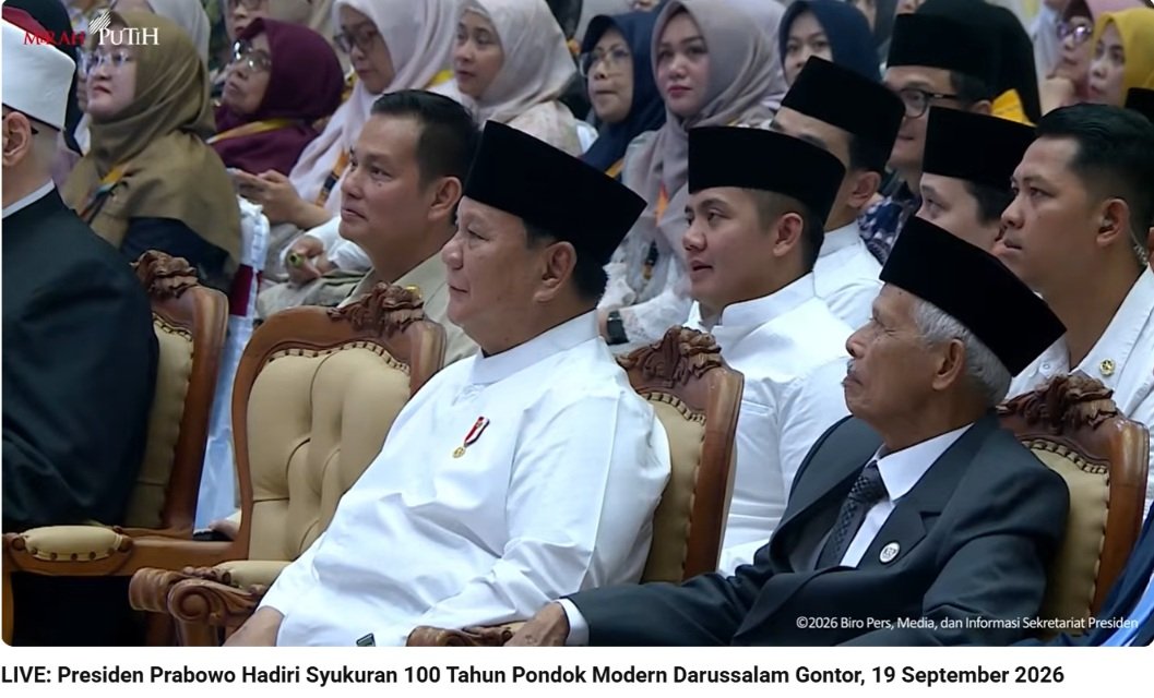 Sipitungscbd's tweet photo. Kata Kyai Hasan:

“Saya ingin menyampaikan kepada Bapak Presiden, kalau makan saya, pakaian saya, kendaraan saya, rumah saya melebihi makanan santri, pakaian santri, kendaraan santri, rumah santri, PROTES BOLEH! Boleh diprotes, boleh dikritik, boleh didemo!”

Meanwhile, reaksinya: 😭