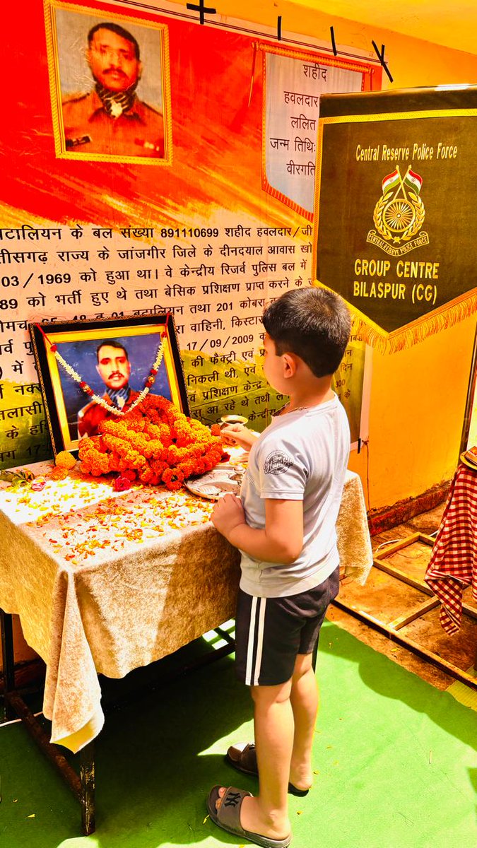 GC_BILASPUR's tweet photo. अमर शहीद ललित कुमार की दिनांक 17-09-2026 को पुण्यतिथि के अवसर पर उनके निवास स्थान दीन दयाल आवास, खोखराभाटा, जांजगीर, छत्तीसगढ में उपमहानिरीक्षक ग्रुप केन्द्र बिलासपुर के विशेष प्रतिनिधि  Jh vejdkar dqekj
सहायक कमाण्डेंट द्वारा उनको श्रद्धा सुमन अर्पित किए गए। https://t.co/MGtpSq6jsA