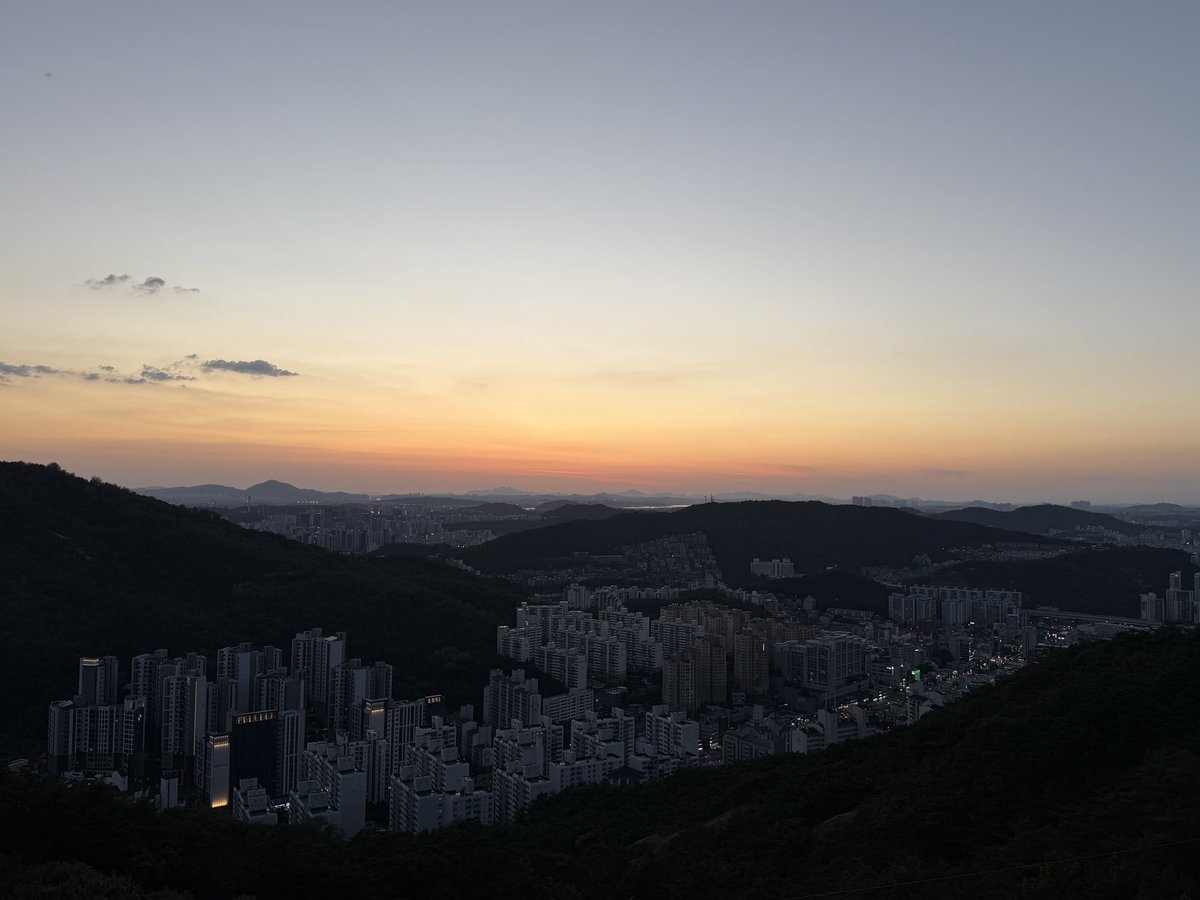 dosun___on's tweet photo. 인왕산 저녁등산 완전 야르얌 🥰🥰 https://t.co/MWYfDK920A