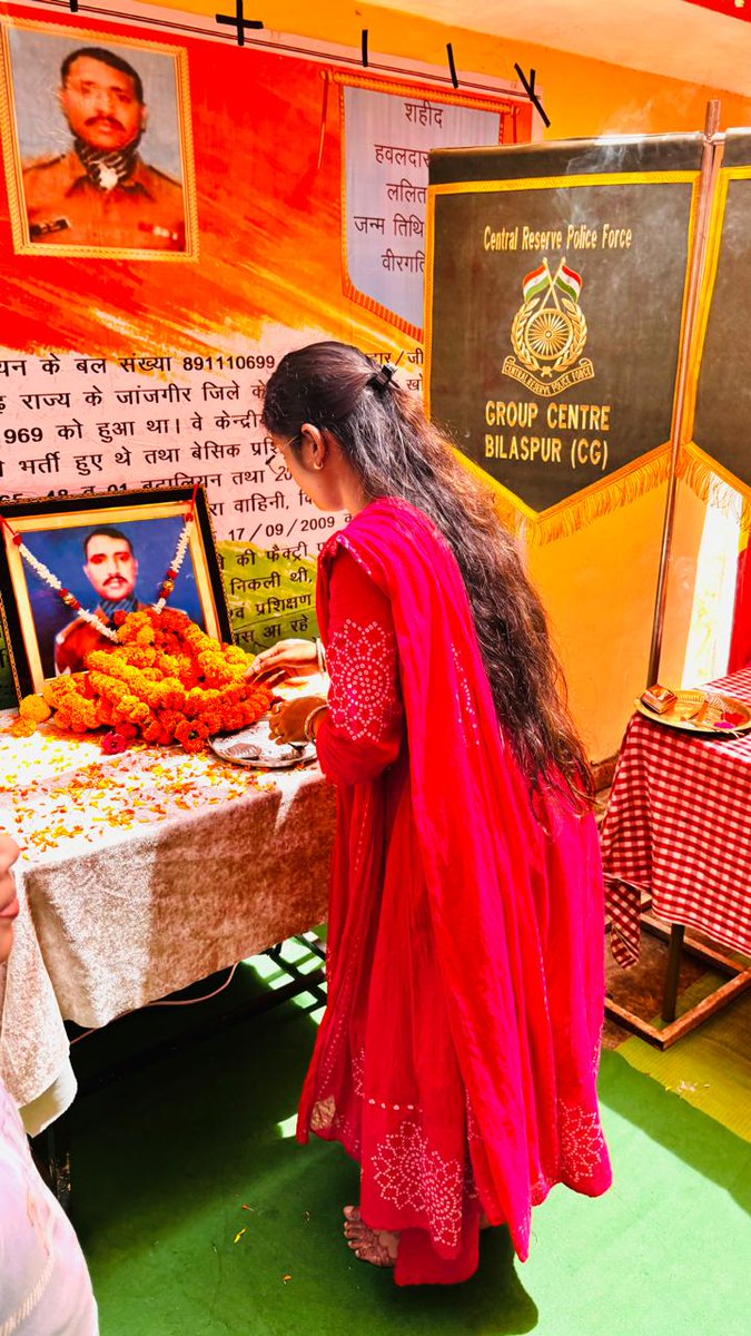 GC_BILASPUR's tweet photo. अमर शहीद ललित कुमार की दिनांक 17-09-2026 को पुण्यतिथि के अवसर पर उनके निवास स्थान दीन दयाल आवास, खोखराभाटा, जांजगीर, छत्तीसगढ में उपमहानिरीक्षक ग्रुप केन्द्र बिलासपुर के विशेष प्रतिनिधि  Jh vejdkar dqekj
सहायक कमाण्डेंट द्वारा उनको श्रद्धा सुमन अर्पित किए गए। https://t.co/MGtpSq6jsA