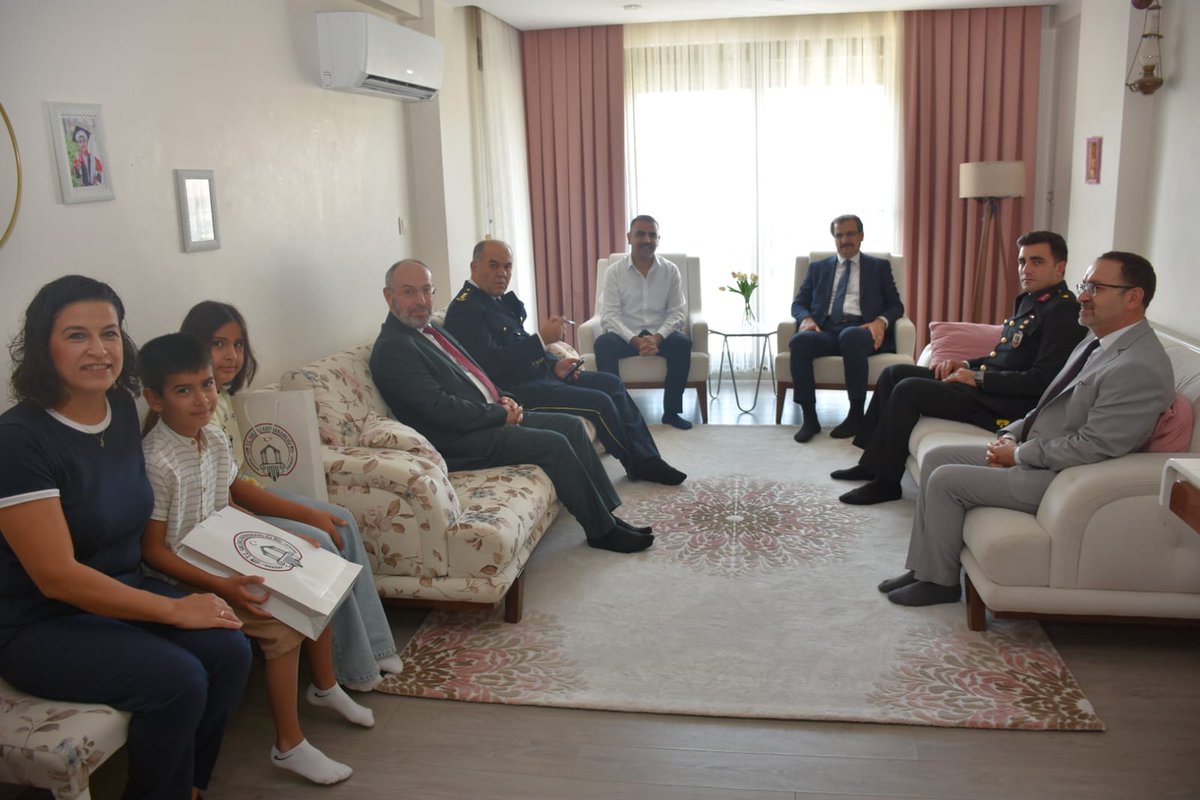 Salihli_Kym's tweet photo. 🇹🇷Kaymakamımız Ali Güldoğan, Gazi Alper Tolan'ı Ziyaret Etti.
Gerçekleştirilen ziyarette Kaymakamımız Ali GÜLDOĞAN, Gazi Alper TOLAN ve ailesiyle bir süre sohbet etti. Gazilerimizin milletimizin gönlünde müstesna bir yere sahip olduğunu ifade eden Kaymakamımız GÜLDOĞAN, devletimizin her zaman gazilerimizin yanında olduğunu belirtti.
Ziyaretten duyduğu memnuniyeti dile getiren Gazi Alper TOLAN ise gerçekleştirilen nazik ziyaretten dolayı teşekkür etti.
🇹🇷 @AliGuldgn