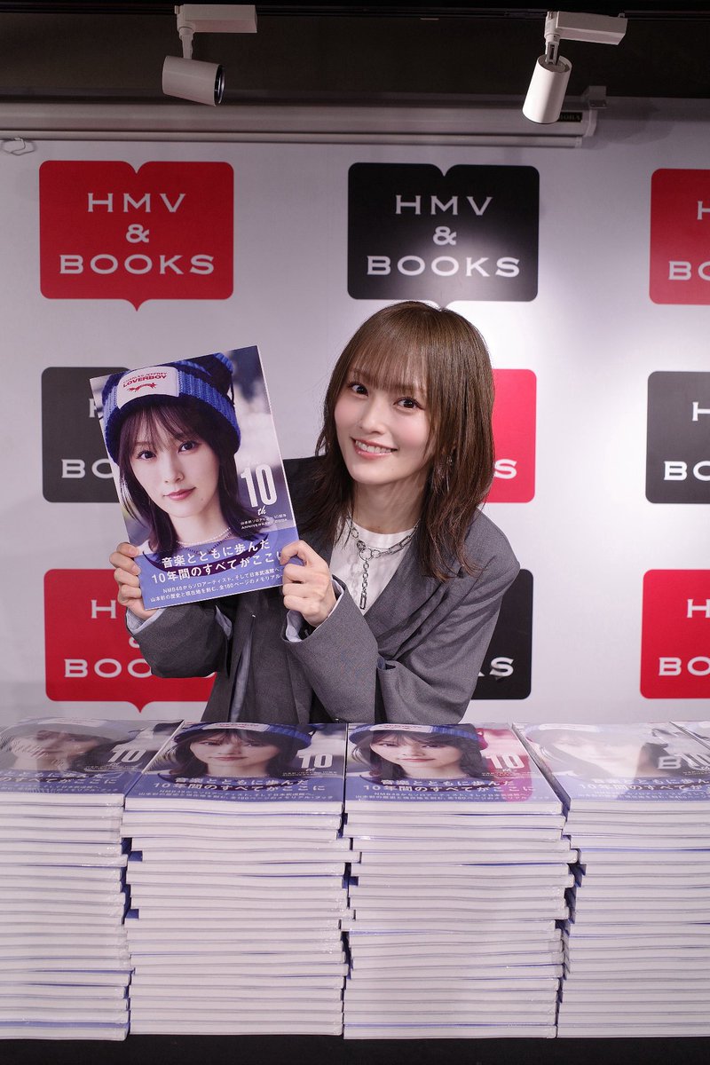 SayakaNeon's tweet photo. 「The 10th 山本彩ソロデビュー10周年ANNIVERSARY BOOK」お渡し会in東京
お越しくださった皆様
ありがとうございました🥹🌟

LIVE以外で皆と会える貴重な機会。
面と向かって言葉を交わせるのが本当に嬉しくて、楽しかったです🥹🫶
 
何年も前からずっと応援してくれてる方
ソロデビュー以降に出逢ってくれた方
久しぶりにお会いする方
結婚された方、パパ・ママになった方
環境が変わられた方
本当に色んな方がいて、10年の時の流れを感じ感無量でした🫧

そして何より、皆の人生に私が居ることが
何よりも幸せです🥹🍀
ありがとう✨✨