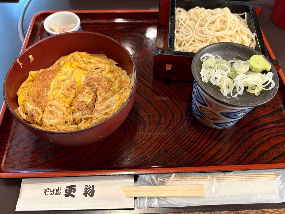 iwamoto_'s tweet photo. フルスタ　テキサス

メイン
AAがツーペアに負けて
終了でした🥲

サイド
ズルズルなくなって
フラドロ引けなくて終了でした🥲

お昼はカツ丼とそば🐖
夜はタカマルの定食🐟
おやつはチョコレートケーキ🍰
美味しかったです♪

おわり https://t.co/UstfO5jtO8