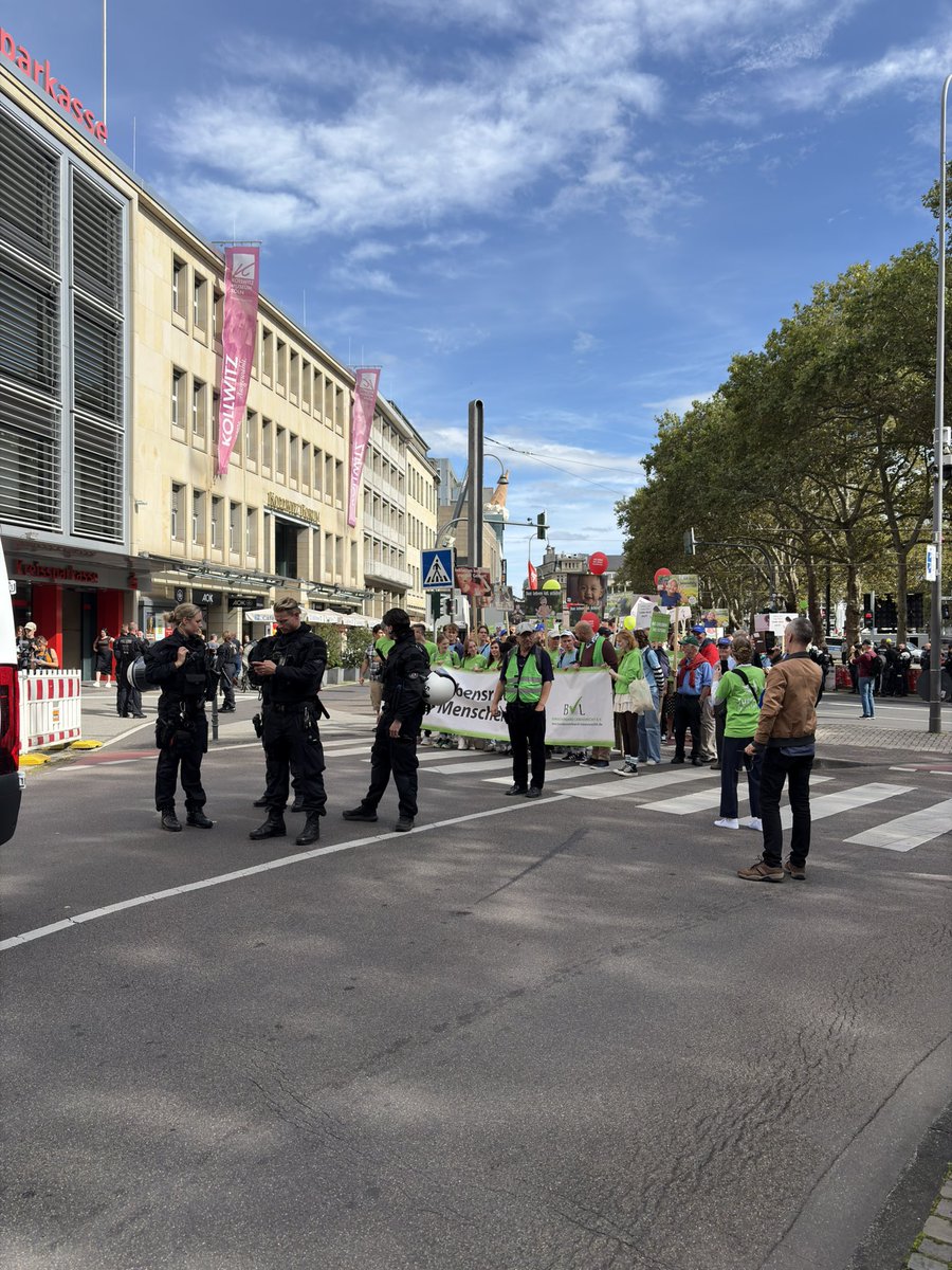 Nino_Pandari's tweet photo. #K1909 #Koeln 1427 Fundis sind sich noch am Aufstellen. Polizei setzt Drohnen auf dem Einsatz ein. https://t.co/LC0JpP0Ljh