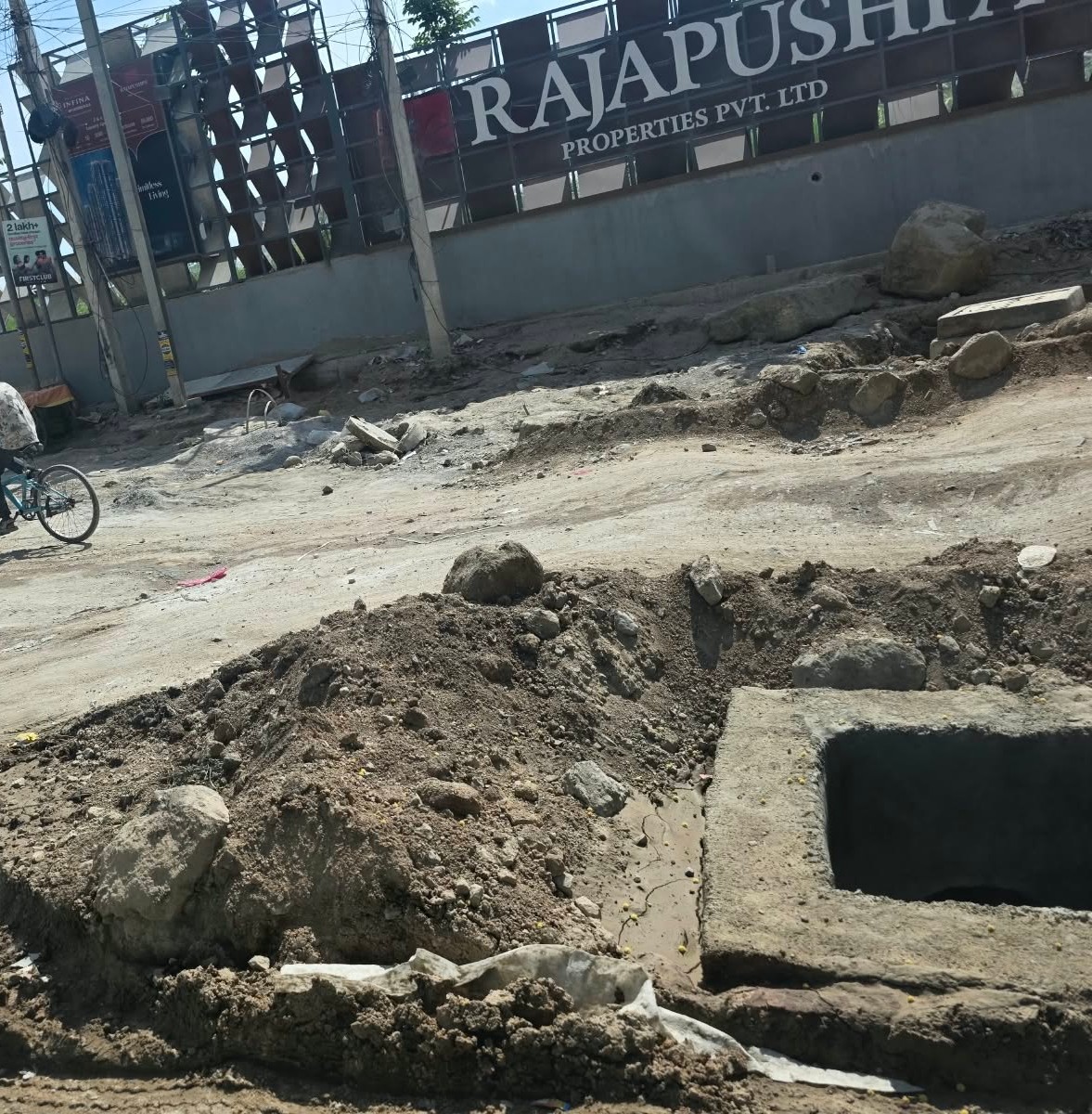 Anshika2704's tweet photo. @AvijitNigam @CommissionrGHMC @GHMCOnline @revanth_anumula @INCIndia @INCTelangana @CommissionrGHMC @BuildingsRoads @revanth_anumula @INCIndia @INCTelangana Such a pathetic condition of road in front of Muppas Alankrita and Rajpushpa Provincia marketing office. Daily people are encountering accidents since 10 days now, with no action. @BJP4Telangana https://t.co/Z4NT76qQNe