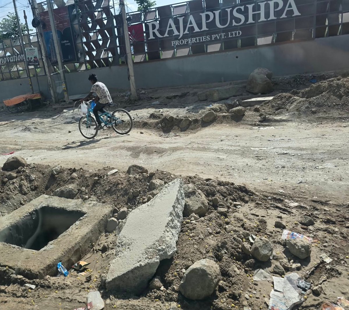 Anshika2704's tweet photo. @AvijitNigam @CommissionrGHMC @GHMCOnline @revanth_anumula @INCIndia @INCTelangana @CommissionrGHMC @BuildingsRoads @revanth_anumula @INCIndia @INCTelangana Such a pathetic condition of road in front of Muppas Alankrita and Rajpushpa Provincia marketing office. Daily people are encountering accidents since 10 days now, with no action. @BJP4Telangana https://t.co/Z4NT76qQNe