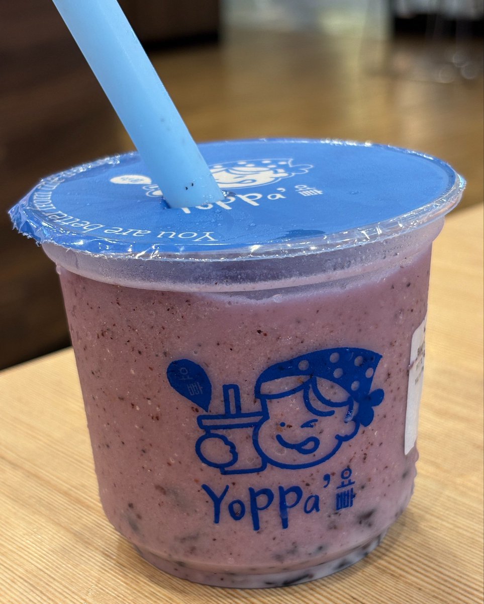 TorickPat's tweet photo. เพิ่งเห็นว่าโยเกิร์ต #Yoppa ของ #ญดานริลญา มาเปิดที่เชียงใหม่เลยไปจัดมา สั่งเป็นblueberry bliss size M🫐 เพิ่มข้าวเหนียวดำ ราคารวม 89 บาท คืออร่อยมาก หวานปกตินะแต่รู้สึกเป็นหวานที่พอดีๆเลย👍🏻หน้าร้านคนเยอะ รอของประมาณนึง https://t.co/3H3s1P9u6Q
