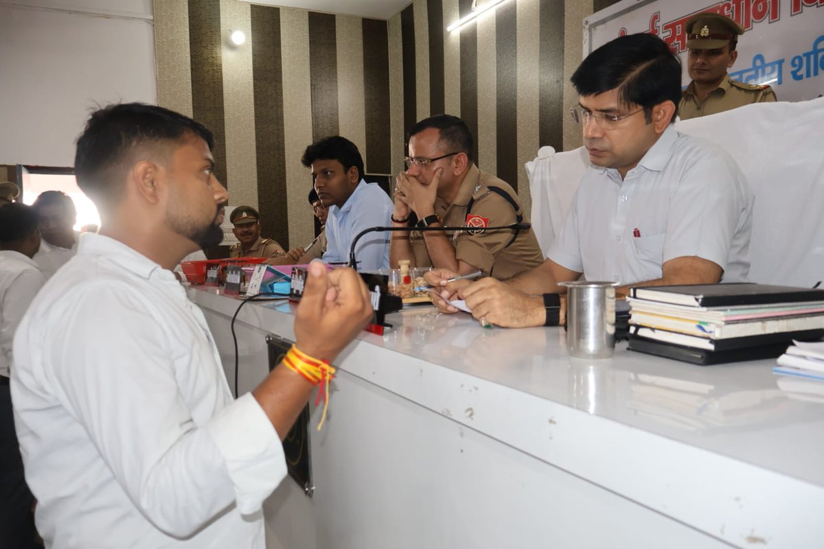 DMMoradabad's tweet photo. माननीय मुख्यमंत्री जी के निर्देशानुसार आमजन की शिकायतों एवं समस्याओं के समाधान के साथ-साथ सरकार की जनकल्याणकारी योजनाओं से पात्रता के अनुसार लाभान्वित करने के उद्देश्य से तहसील बिलारी में सम्पूर्ण समाधान दिवस आयोजित किया गया।
इस दौरान विभिन्न विभागों द्वारा स्टॉल लगाकर अपनी विभागीय योजनाओं का प्रचार-प्रसार किया गया।
@CMOfficeUP
@UPGovt
@PMOIndia
@Comm_Moradabad
@moradabadpolice
@Uppolice
@dgpup
@Cdomoradabad
@PIB_India
@ANINewsUP
@InfoDeptUP