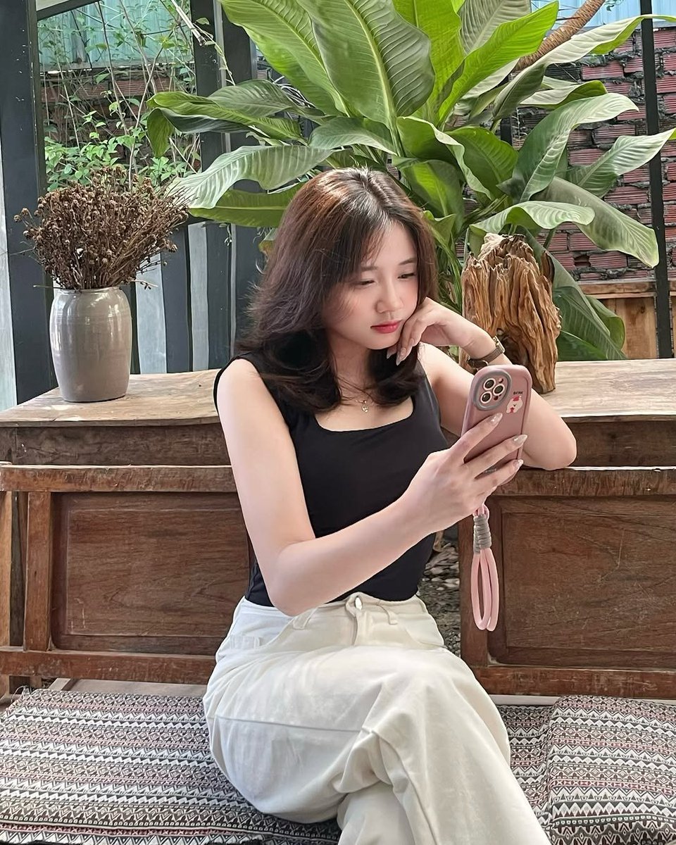 handangtapnac's tweet photo. Người có học ăn mặt đoàng hoàng sạch sẽ như tui ra đường chứ ai lòi cả ti như con nhỏ trong post trước, khác nào nói với cả thiên hạ tao là đĩ nè lại đụ tao đi https://t.co/vvEPQ5qajY