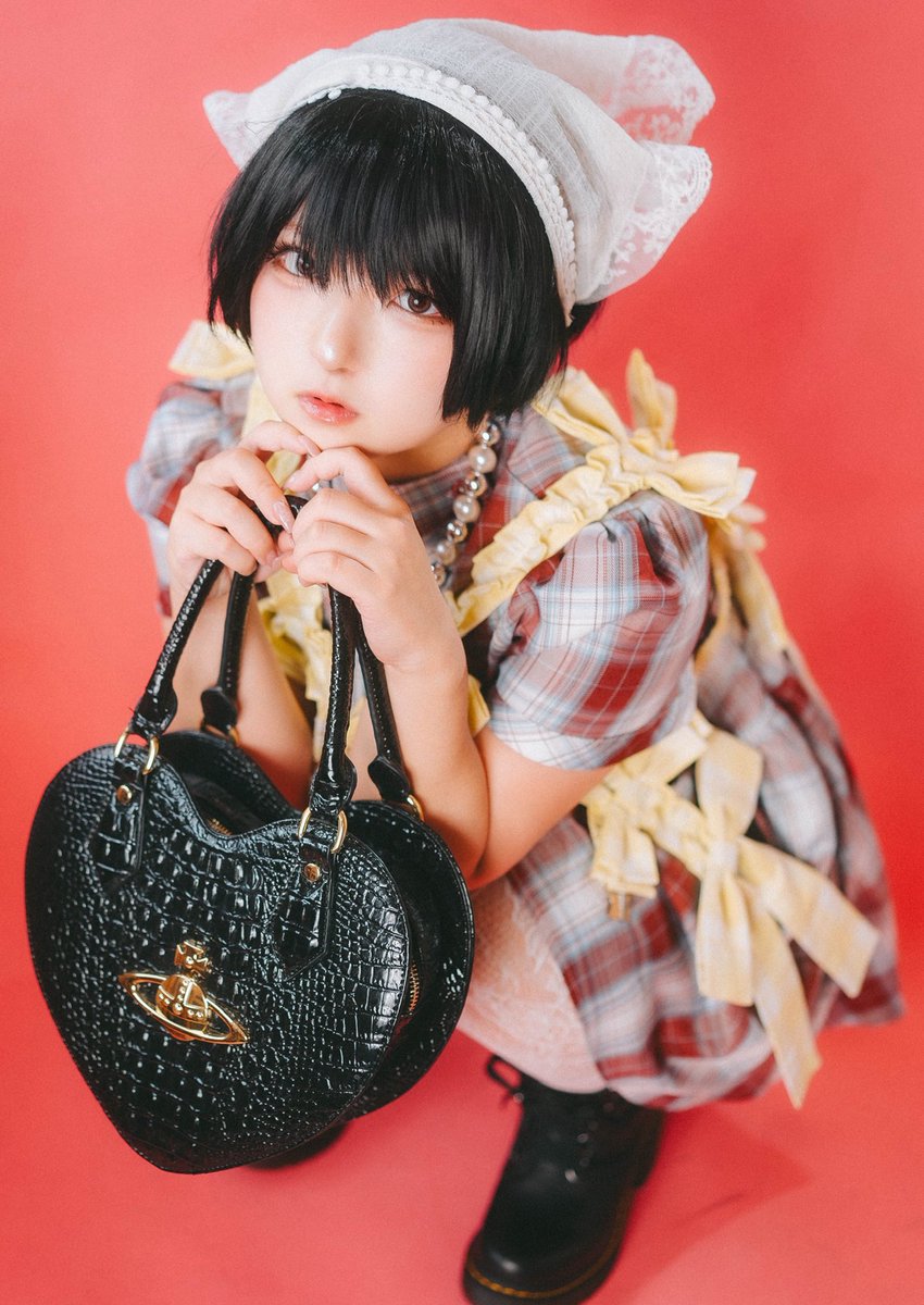 gira_giragira's tweet photo. 私服本はこんな感じで1コーデにつき4ページ構成になってます
9コーデぶん詰め込みました！ https://t.co/mAgibAEQWe