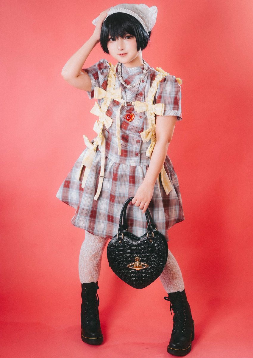 gira_giragira's tweet photo. 私服本はこんな感じで1コーデにつき4ページ構成になってます
9コーデぶん詰め込みました！ https://t.co/mAgibAEQWe