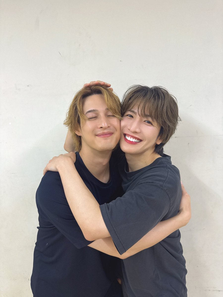 takuya_matsuri's tweet photo. 本日、MATSURI 2ndツアー in 山梨🎤❤️‍🔥
めちゃくちゃに楽しすぎました😭💙

もうMATSURIが大好きだし
みんなが大好きだし
ライブが大好きだし
今いろんな想いが溢れています🥺❤️‍🔥❤️‍🔥❤️‍🔥

そして今日は、3rdシングル「恋の中央線」の
カップリング曲「天秤座の男」を初披露させていただきました👏🧡

なんとこの曲は
作詞 秋元康先生！！
作曲 渡辺真！！

すごくないですか！！？！🧡

この話を最初に聞いたときは
みんなで飛び跳ねて大喜びしました😭🧡

大好きなまことの夢が叶った瞬間を
大好きなメンバーとファンのみんなと一緒に立ち会えたことが本当に自分のことのように嬉しくて🥹💕

今日ステージで天秤座の男を披露出来て本当に幸せな気持ちになりました☺️🧡

これから天秤座の男が
たくさんの方に愛してもらえる曲になるように僕たちも大切に歌い続けていきたいと思います🥰❤️

ライブが楽しすぎたし
メンバーが夢を叶えていく姿を見られることも嬉しいし今日は本当に幸せがいっぱいです🤩❣️

改めて僕はMATSURIが大好きです。
そしてライブが本当に大好きです！！❤️‍🔥🥹
一生ツアーしていたいくらい🥹❣️

今日もたくさんの愛と応援を
ありがとうございました😭💗💗💗

みんなと一緒に過ごした山梨公演
最高すぎました🥰🫶

はぁ〜楽しかった！！！❤️‍🔥

次は兵庫公演🥹💕
たくじも🥳💞
楽しみだなぁ😋💗

#MATSURI
#松岡卓弥
#渡辺真
#天秤座の男