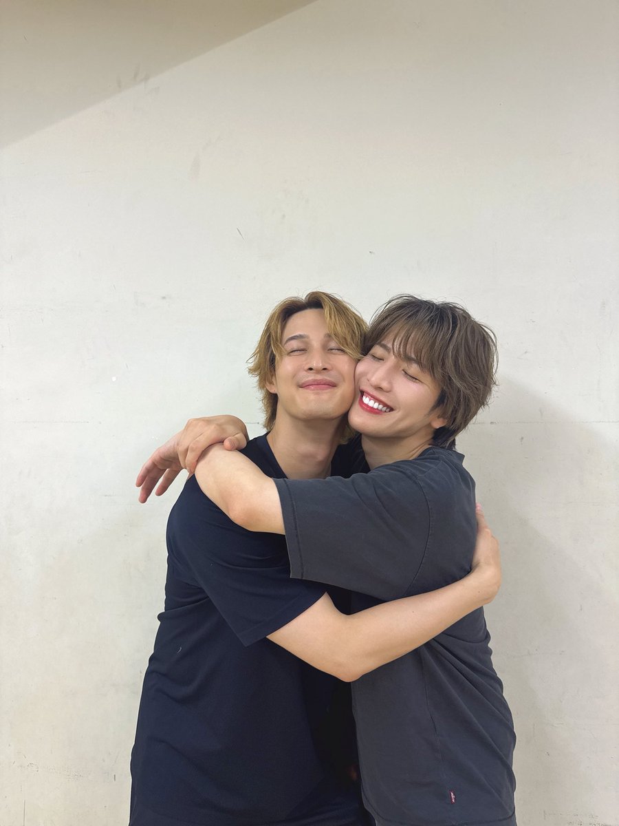 takuya_matsuri's tweet photo. 本日、MATSURI 2ndツアー in 山梨🎤❤️‍🔥
めちゃくちゃに楽しすぎました😭💙

もうMATSURIが大好きだし
みんなが大好きだし
ライブが大好きだし
今いろんな想いが溢れています🥺❤️‍🔥❤️‍🔥❤️‍🔥

そして今日は、3rdシングル「恋の中央線」の
カップリング曲「天秤座の男」を初披露させていただきました👏🧡

なんとこの曲は
作詞 秋元康先生！！
作曲 渡辺真！！

すごくないですか！！？！🧡

この話を最初に聞いたときは
みんなで飛び跳ねて大喜びしました😭🧡

大好きなまことの夢が叶った瞬間を
大好きなメンバーとファンのみんなと一緒に立ち会えたことが本当に自分のことのように嬉しくて🥹💕

今日ステージで天秤座の男を披露出来て本当に幸せな気持ちになりました☺️🧡

これから天秤座の男が
たくさんの方に愛してもらえる曲になるように僕たちも大切に歌い続けていきたいと思います🥰❤️

ライブが楽しすぎたし
メンバーが夢を叶えていく姿を見られることも嬉しいし今日は本当に幸せがいっぱいです🤩❣️

改めて僕はMATSURIが大好きです。
そしてライブが本当に大好きです！！❤️‍🔥🥹
一生ツアーしていたいくらい🥹❣️

今日もたくさんの愛と応援を
ありがとうございました😭💗💗💗

みんなと一緒に過ごした山梨公演
最高すぎました🥰🫶

はぁ〜楽しかった！！！❤️‍🔥

次は兵庫公演🥹💕
たくじも🥳💞
楽しみだなぁ😋💗

#MATSURI
#松岡卓弥
#渡辺真
#天秤座の男