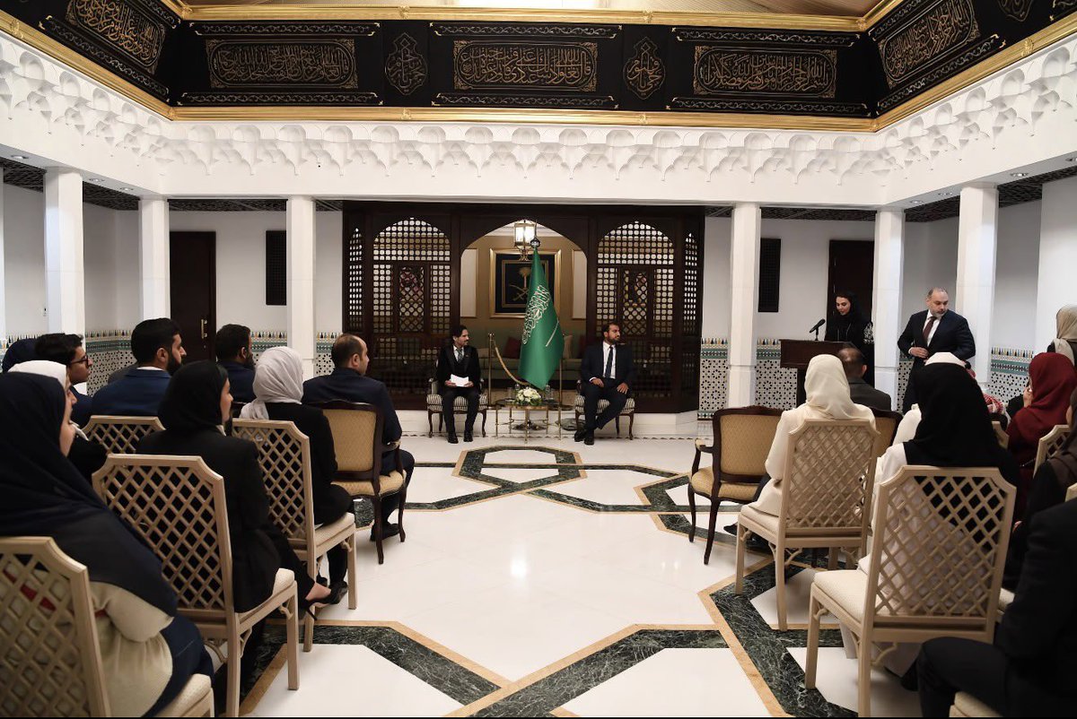 SaudiEmbassyUK's tweet photo. استضاف صاحب السمو الملكي الأمير عبدالله بن خالد بن سلطان بن عبدالعزيز آل سعود، سفير خادم الحرمين الشريفين لدى المملكة المتحدة، عدداً من الطلبة والطالبات السعوديين المبتعثين في مقر السفارة بحضور الملحق الثقافي الدكتورة مشاعل السلامة.

كما كرّم سموه المبتعثين تقديراً لما حققوه من تميز وإنجازات أكاديمية، مؤكداً حرص المملكة على دعم أبنائها وبناتها المبتعثين وتمكينهم من الاستفادة من الفرص التعليمية والمعرفية، ومتمنياً لهم مزيداً من النجاح والتوفيق في مسيرتهم العلمية والعملية.
