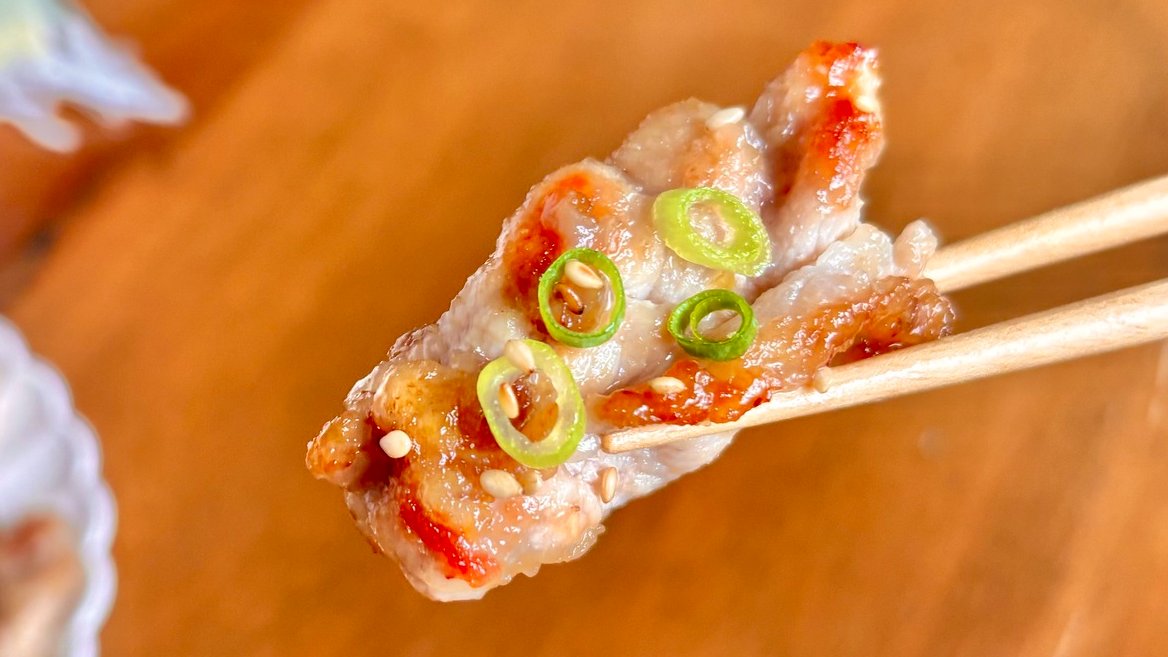 furafurafufu's tweet photo. 豚こまに白だしがよく合います

片栗粉をまぶして焼くと
しっとり仕上がり、たれもよくからみます

白だしのうま味をきかせて
柚子こしょうで少しピリッと
ご飯にもよく合う味に仕上げました
詳しいレシピ→ https://t.co/c29M9xeXpu