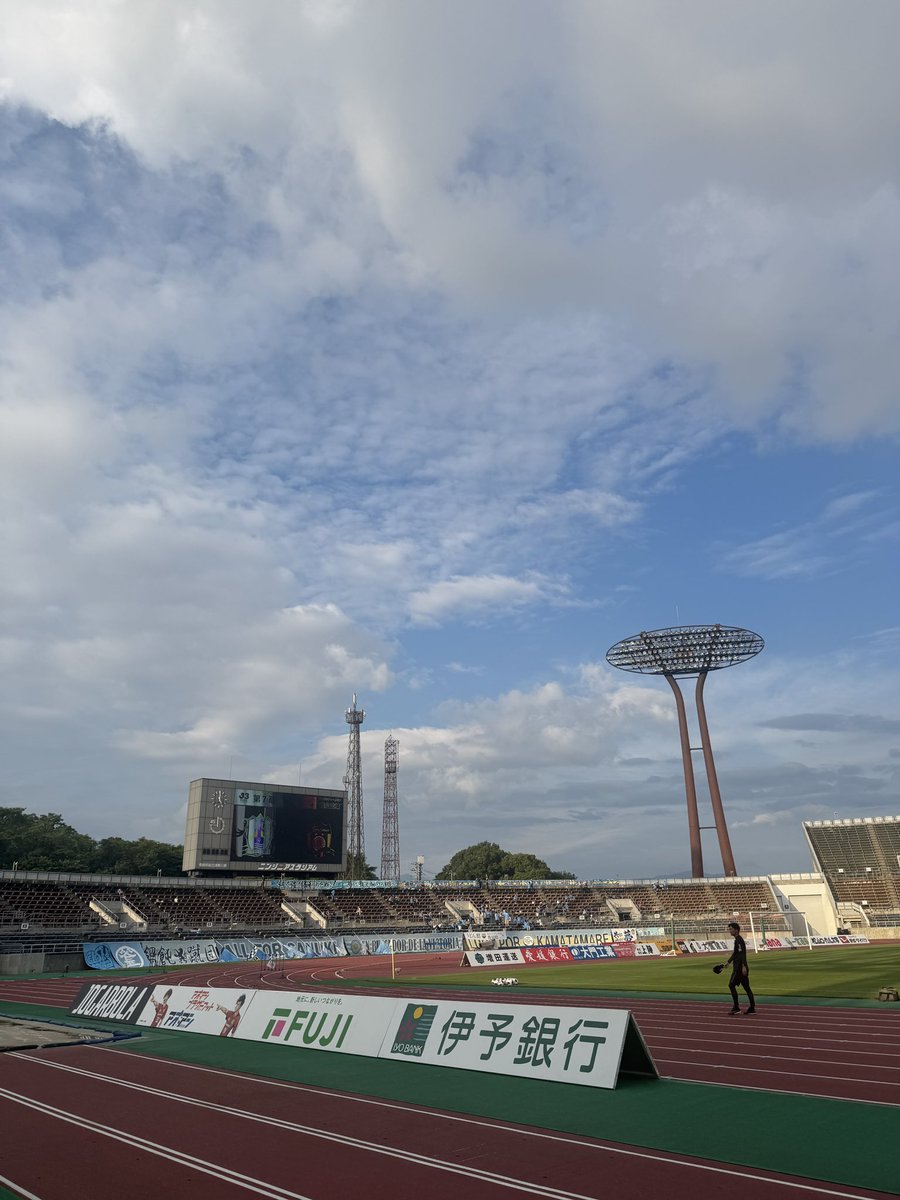 fukunishi_t's tweet photo. NHK松山で
J3 愛媛FC vsカマタマーレ讃岐の試合解説でした🎤

北四国決戦と名付けた1戦は、
愛媛が好調さで少し上回った試合でした🔥

自分にとっては聖地であるニンジニアスタジアムに
久しぶりに来られて、ちょっと嬉しかった🏟️ https://t.co/4NCbtWzgeI