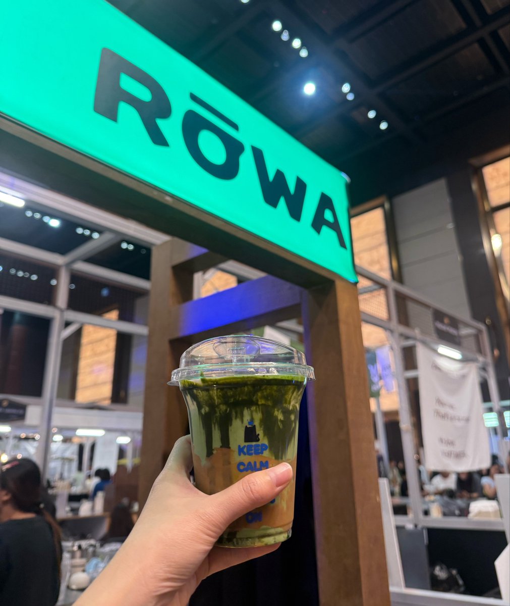 qrvnk_'s tweet photo. เช้ค เช้ค! มาชิมเมนูใหม่ร้าน #rowamatcha ที่งาน #ICONICCRAFTCOFFEEEXPO 🍵 แล้วคับบบบ อาหร่อยนัวเหมือนชื่อเมนูเลย ได้การ์ดน่ารัก ๆ ด้วยย ฟินคับบ 🤍
@rowiescoffee
#fforce_ @fforcejs https://t.co/k8P3cKvUkW