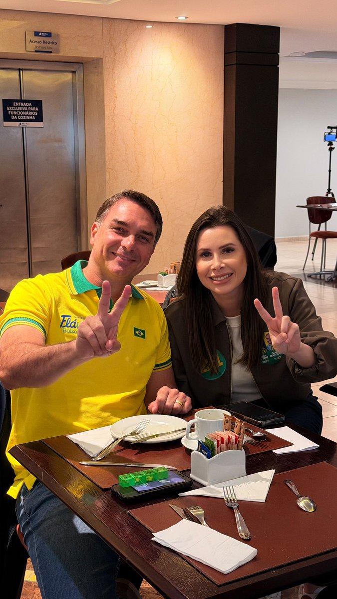 CarolDeToni's tweet photo. Com o próximo presidente do Brasil! 🇧🇷 @FlavioBolsonaro 

Joinville -SC https://t.co/u51FH23vK6