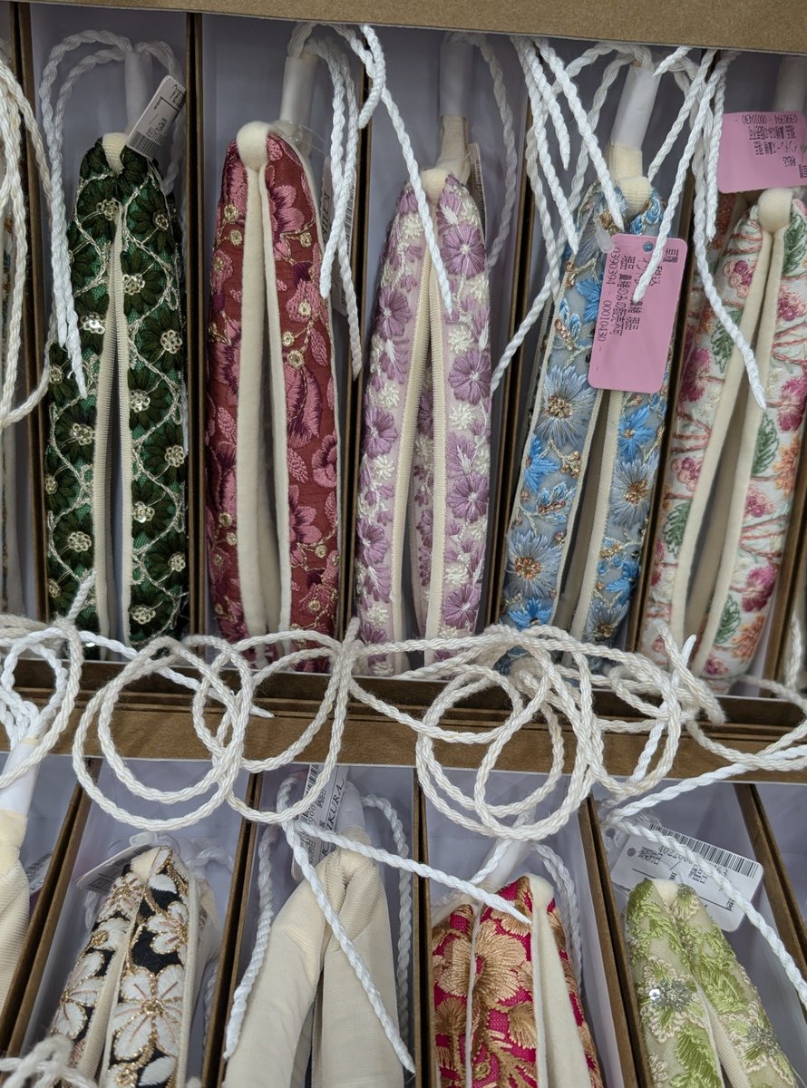 ocu_shu's tweet photo. 盆踊り大会の下の階でやってた着物展みたいなとこ覗いてみたら、草履のオーダーメイド(好きな土台の色と形とインド綿鼻緒を選んでオーダーメイド15000円っていうのやってて破格…と思ったしめちゃめちゃカルナイと１部のスタリへの訴求力高すぎて、買った(予期せぬ散財💸) https://t.co/jndZPalUgv