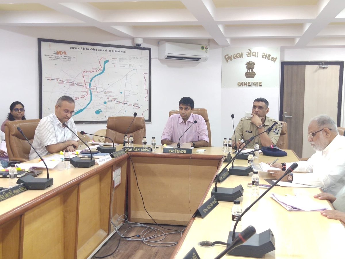 CollectorAhd's tweet photo. અમદાવાદ ખાતે કલેક્ટર શ્રી ભવ્ય વર્માના અધ્યક્ષસ્થાને જિલ્લા સંકલન અને ફરિયાદ નિવારણ સમિતિની બેઠક યોજાઇ.

ધારાસભ્યશ્રીઓ દ્વારા રજુ કરાયેલ પ્રશ્નોનો ત્વરિત ઉકેલ લાવવા કલેક્ટરશ્રીની અધિકારીઓને તાકીદ.

#DistrictSankalan #Ahmedabad https://t.co/Hb9lgs0wT3