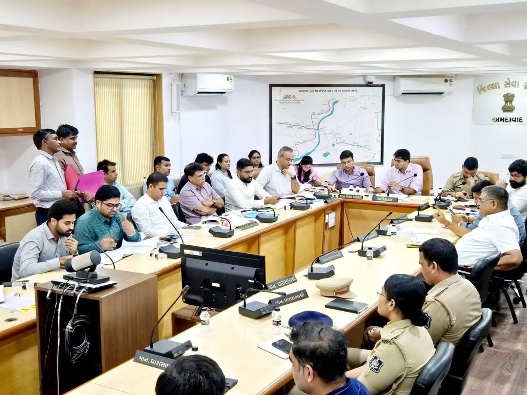 CollectorAhd's tweet photo. અમદાવાદ ખાતે કલેક્ટર શ્રી ભવ્ય વર્માના અધ્યક્ષસ્થાને જિલ્લા સંકલન અને ફરિયાદ નિવારણ સમિતિની બેઠક યોજાઇ.

ધારાસભ્યશ્રીઓ દ્વારા રજુ કરાયેલ પ્રશ્નોનો ત્વરિત ઉકેલ લાવવા કલેક્ટરશ્રીની અધિકારીઓને તાકીદ.

#DistrictSankalan #Ahmedabad https://t.co/Hb9lgs0wT3
