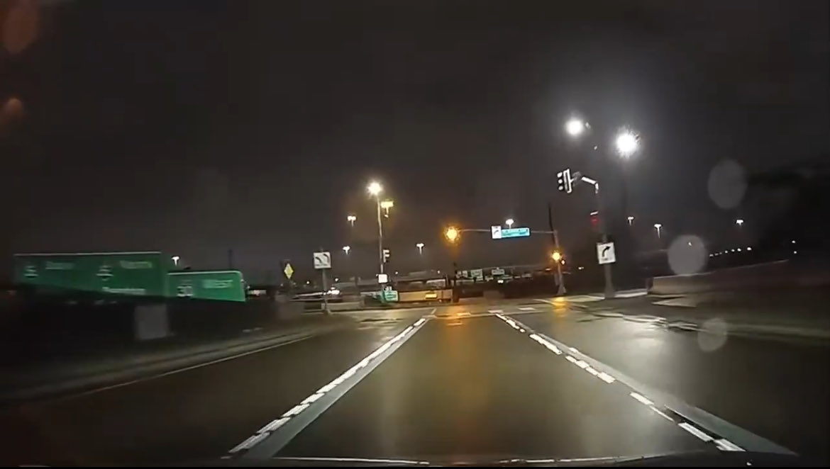 YoshiHD654's tweet photo. no railing, no arrows on the ground, just small signs you can easily miss at night. lwk not even ops fault https://t.co/xI5FpzoNEH