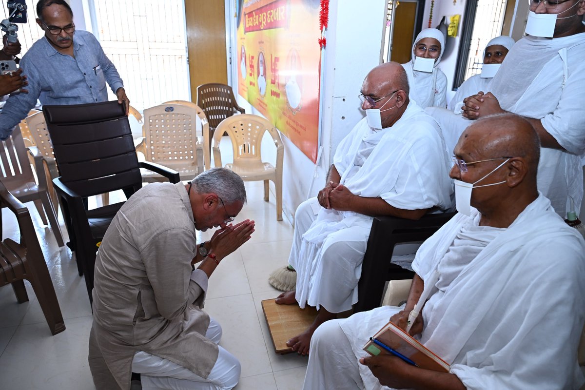 iJagdishBJP's tweet photo. આજે ધાનેરા મુકામે પવિત્ર ચાતુર્માસના અવસરે પ.પૂ. ગુરુદેવ શ્રી દિનેશચંદ્રજી મહારાજ સાહેબના આશીર્વાદ મેળવી તેમના સુખશાતા પૂછ્યા. ગુરુદેવના પાવન સાનિધ્યથી આધ્યાત્મિક ઊર્જા અને પ્રેરણાનો અનુભવ થયો.

જય જિનેન્દ્ર 🙏 https://t.co/0el33Ru7pP