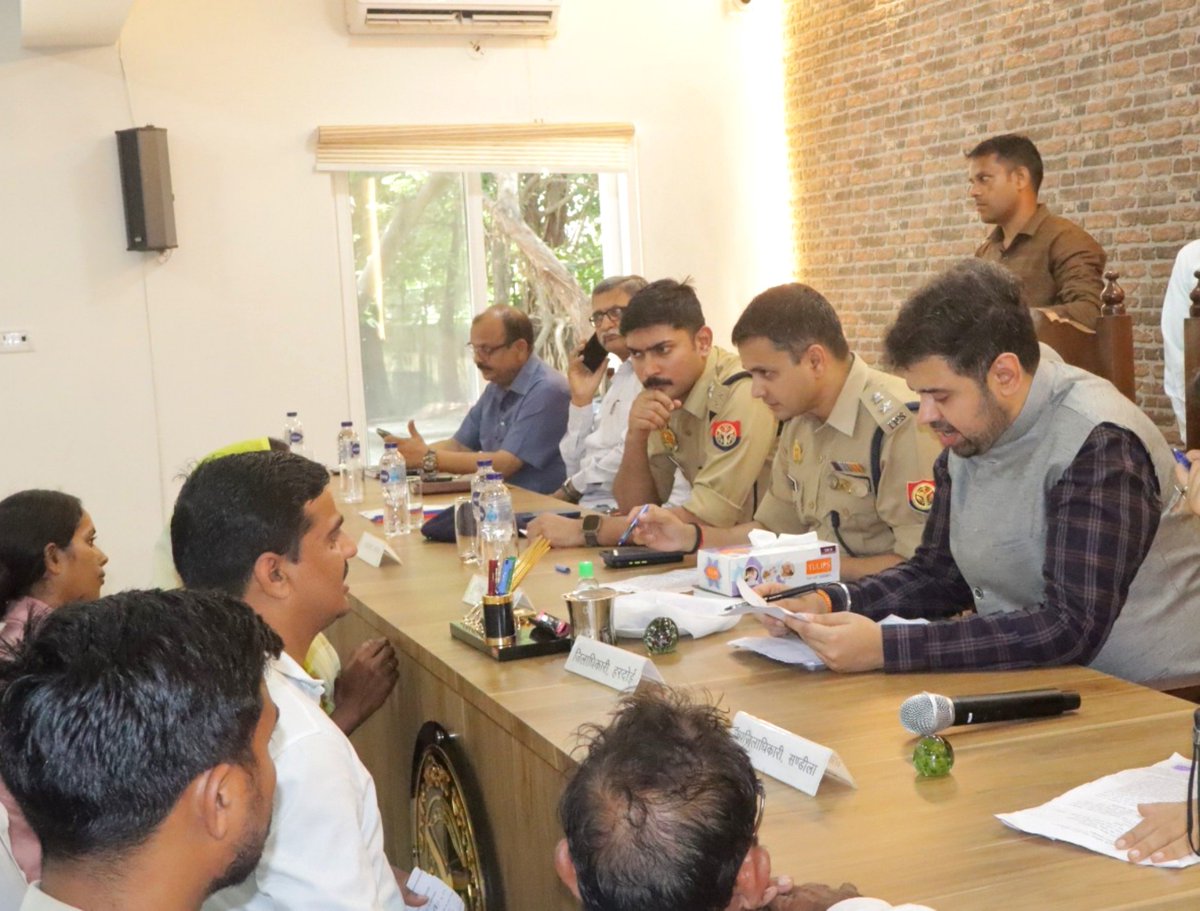 dmhardoi's tweet photo. तहसील संडीला में आयोजित सम्पूर्ण समाधान दिवस के दौरान शिकायतकर्ताओं की शिकायतों एवं समस्याओं को सुनकर संबंधित अधिकारियों को निर्देशित किया कि समस्त प्रकरणों की निष्पक्ष व न्यायोचित जांच कर समय से प्रभावी एवं गुणवत्तापूर्ण निस्तारण सुनिश्चित करें।
@CMOfficeUP
@InfoDeptUP
@UPGovt https://t.co/2ZGDqvPZ1b