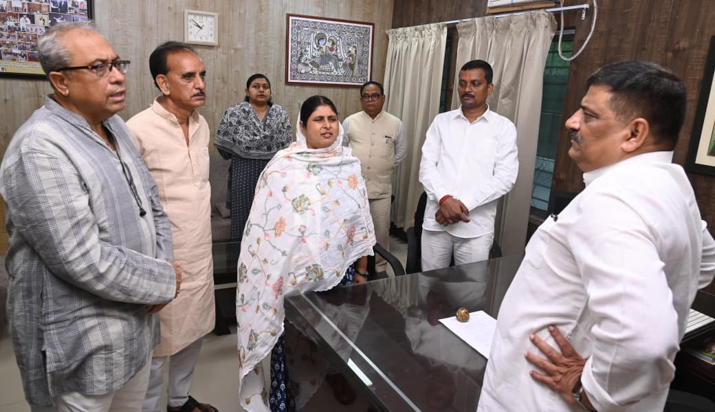 SanjayJhaBihar's tweet photo. पटना आवास पर आज जदयू की राष्ट्रीय महासचिव व पूर्व राज्यसभा सांसद कहकशां परवीन जी के साथ आए जदयू के बंगाल प्रदेश अध्यक्ष अमिताभ दत्ता जी एवं अन्य नेतागण से आत्मीय मुलाकात हुई।

इस दौरान बंगाल की मौजूदा राजनीतिक परिस्थितियों और पार्टी संगठन को मजबूत करने से जुड़े विषयों पर सार्थक चर्चा हुई।

@NitishKumar @Jduonline