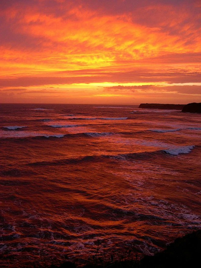 SalomeDernbya7's tweet photo. Hoy me sentí pequea al ver el atardecer rojo sobre el mar, una calma que se quedó en mi corazón. https://t.co/tJxzDFk0ZF