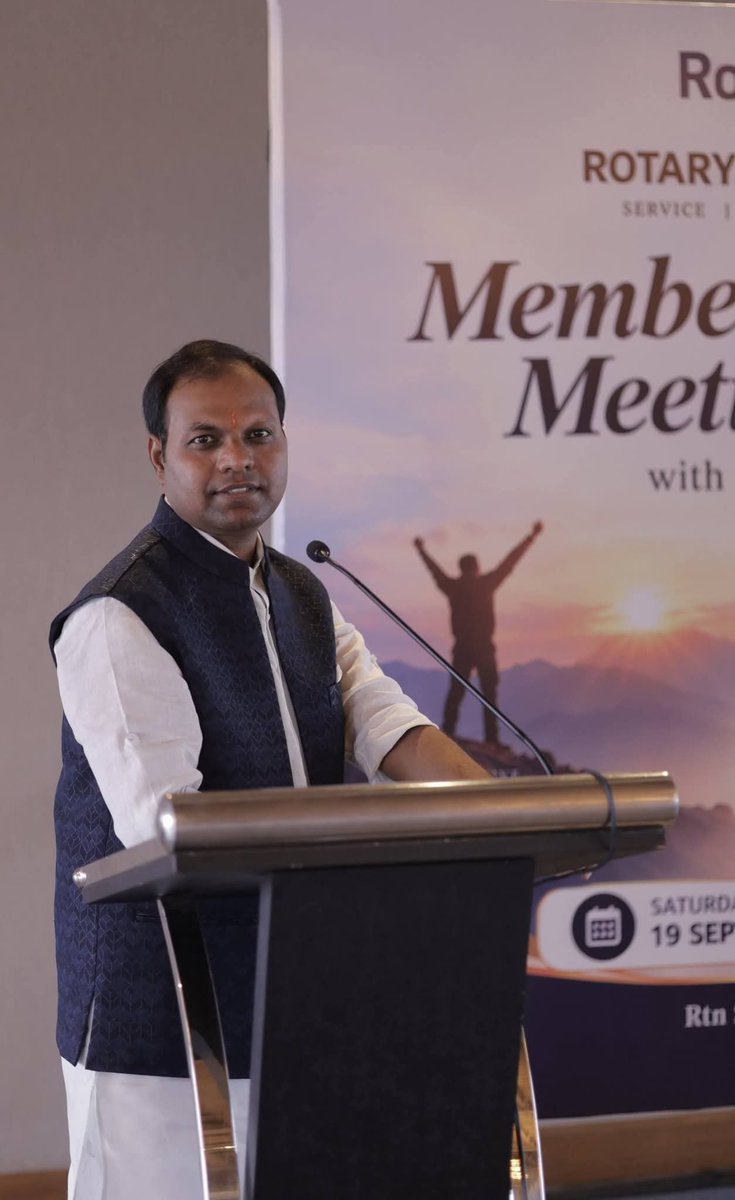 kavichiragjain's tweet photo. Rotary Club के सदस्यों के समक्ष अविस्मरणीय कार्यक्रम संपन्न हुआ। काव्य प्रस्तुति के उपरांत, श्रोताओं की आध्यात्मिक, व्यावहारिक और सामाजिक जिज्ञासाओं का अपनी क्षमता के अनुरूप उत्तर दिया तब मुझे ज्ञान हुआ कि ऐसे प्रश्नकाल प्रश्नकर्ता के लिए ही ज्ञानवर्द्धक नहीं होते, बल्कि उत्तर देनेवाले के लिए भी तर्कमेधा को जागृत करने का सुअवसर होते हैं। 
डेढ़ घण्टे के अनवरत प्रश्नकाल में मैंने रामायण, महाभारत, साहित्य और मनोविज्ञान की जाने कितनी गंगाओं में गोता लगा लिया। 
सत्र के बाद, किसी ने तार्किक क्षमता को सराहा, तो किसी ने प्रत्युत्पन्नमति की प्रशंसा की। किसी ने भाषाज्ञान की बलैयाँ ले लीं, तो किसी ने शब्द चयन को मुग्ध दृष्टि से निहारा। 
प्रश्नों के जो उत्तर मैं दे पाया, उनसे कुछ आँखों में आँसुओं का अवतरण हुआ और कुछ होंठों पर मुस्कान ठहर गयी। 
कुल मिलाकर अभूतपूर्व अनुभव हुआ। आनंद वृष्टि हुई। 

अब अपने ���ीतर पुरुषोत्तम की चेतना सहेजे, निकल पड़े हैं नागपुर की ओर। कल जब अकोला के आकाश में 'रवि होगा अस्त' तो हम ज्योति के पत्र पर 'पुरुषोत्तम' लिखेंगे। 
जय राम जी की 🙏