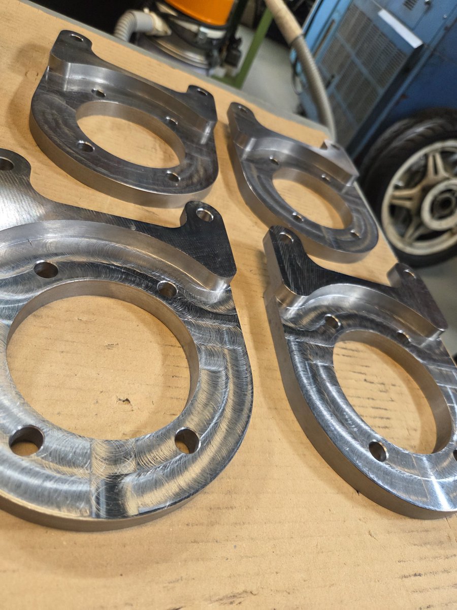 Korosuke01123's tweet photo. 有難い事に加工に整備に引き取り以来が
車はハコスカの部品にバイクのオフセット部品です⚙️
レブルは整備点検🏍️
作業場の中はパンパンです💦
頑張ります💪
#ハコスカディスクブレーキ
#整備点検
#KH
#引き取り https://t.co/mtUsdc2qsH