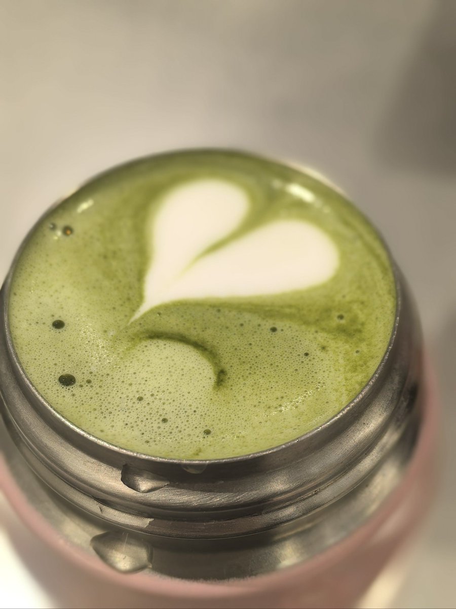 softs506300's tweet photo. [Whip up a 5-min iced matcha latte! Whisk matcha powder + hot water, pour over oat milk + ice, sip that creamy goodness ]， https://t.co/BFjExRERzn